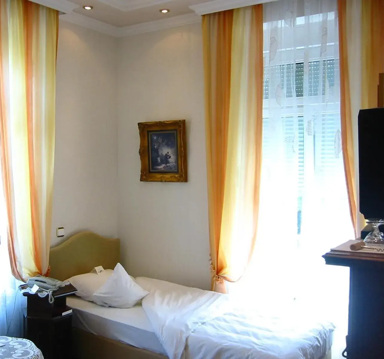 Photo of the whole room, Bed in Rhein-Hotel Nierstein