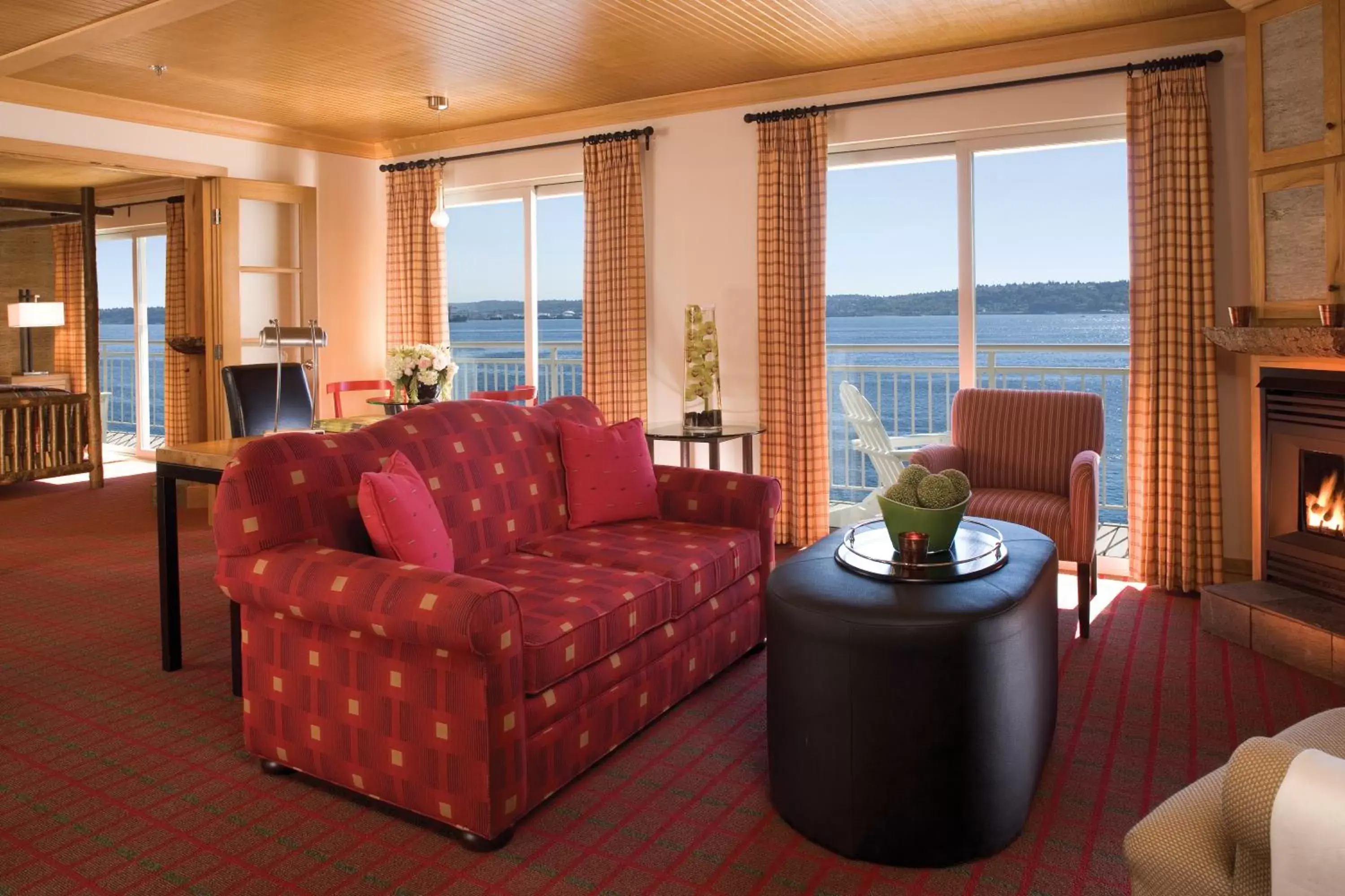 Photo of the whole room, Seating Area in The Edgewater Hotel