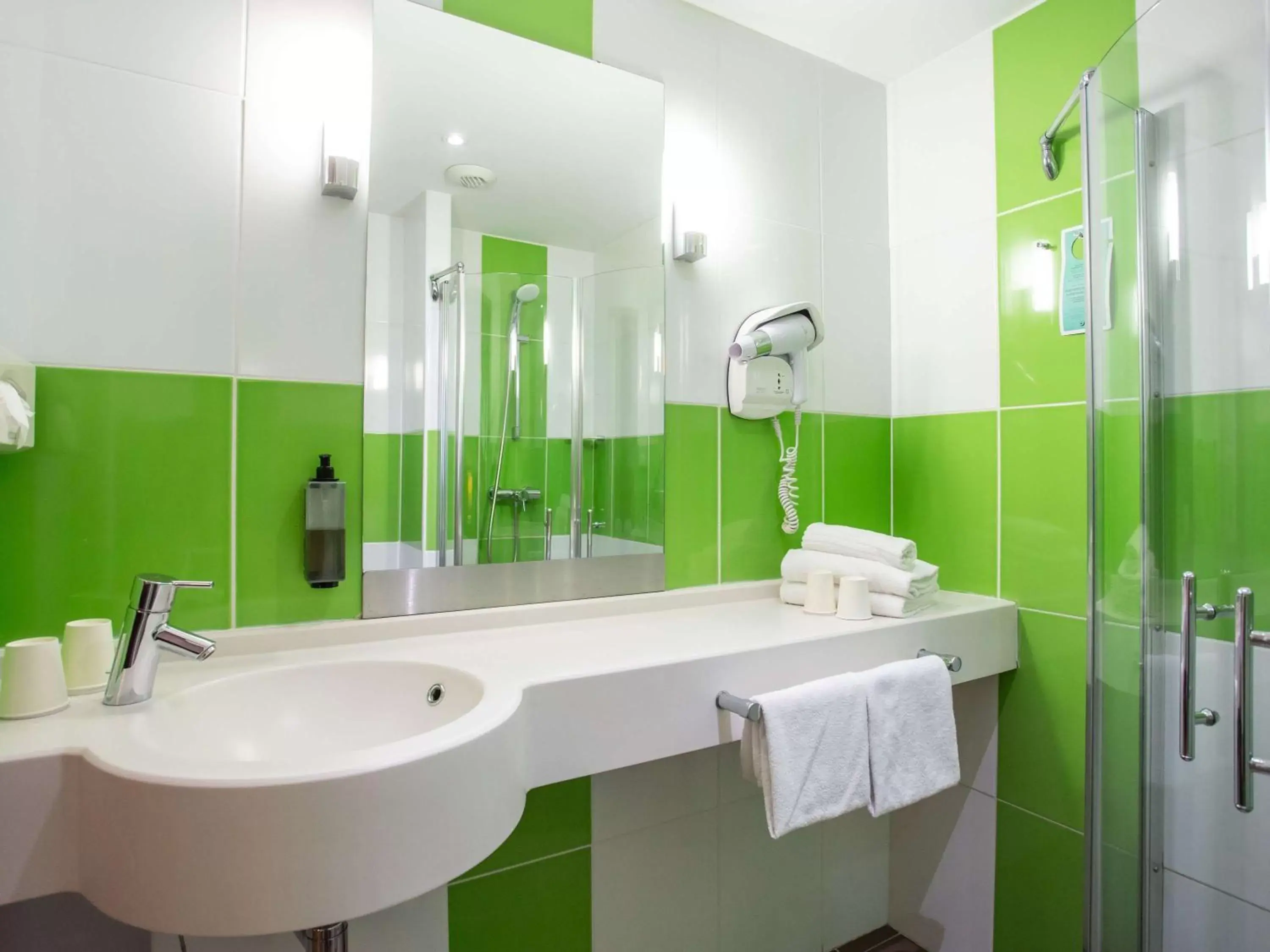 Bathroom in ibis Styles Bourges