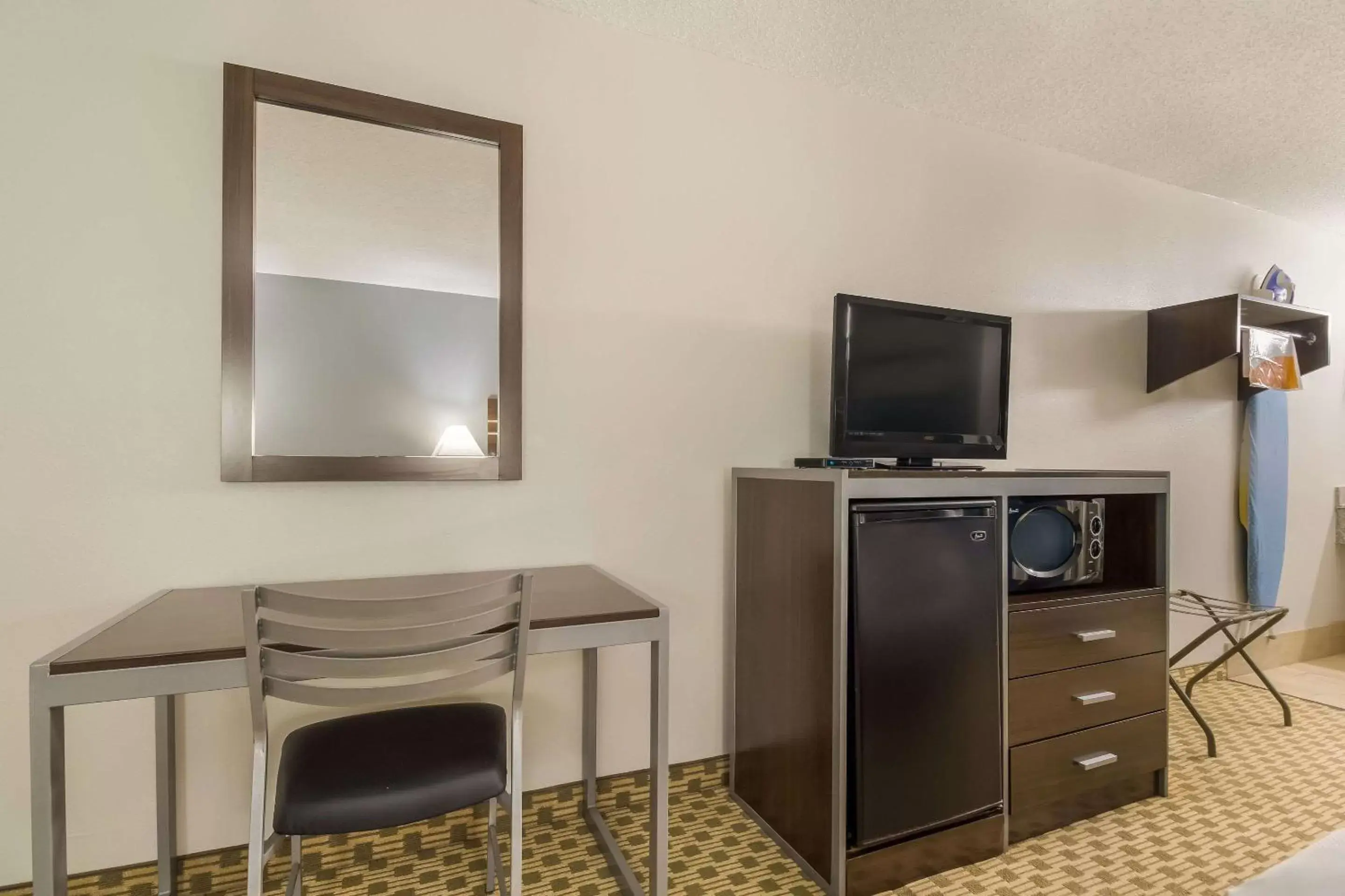 Bedroom, TV/Entertainment Center in Quality Inn