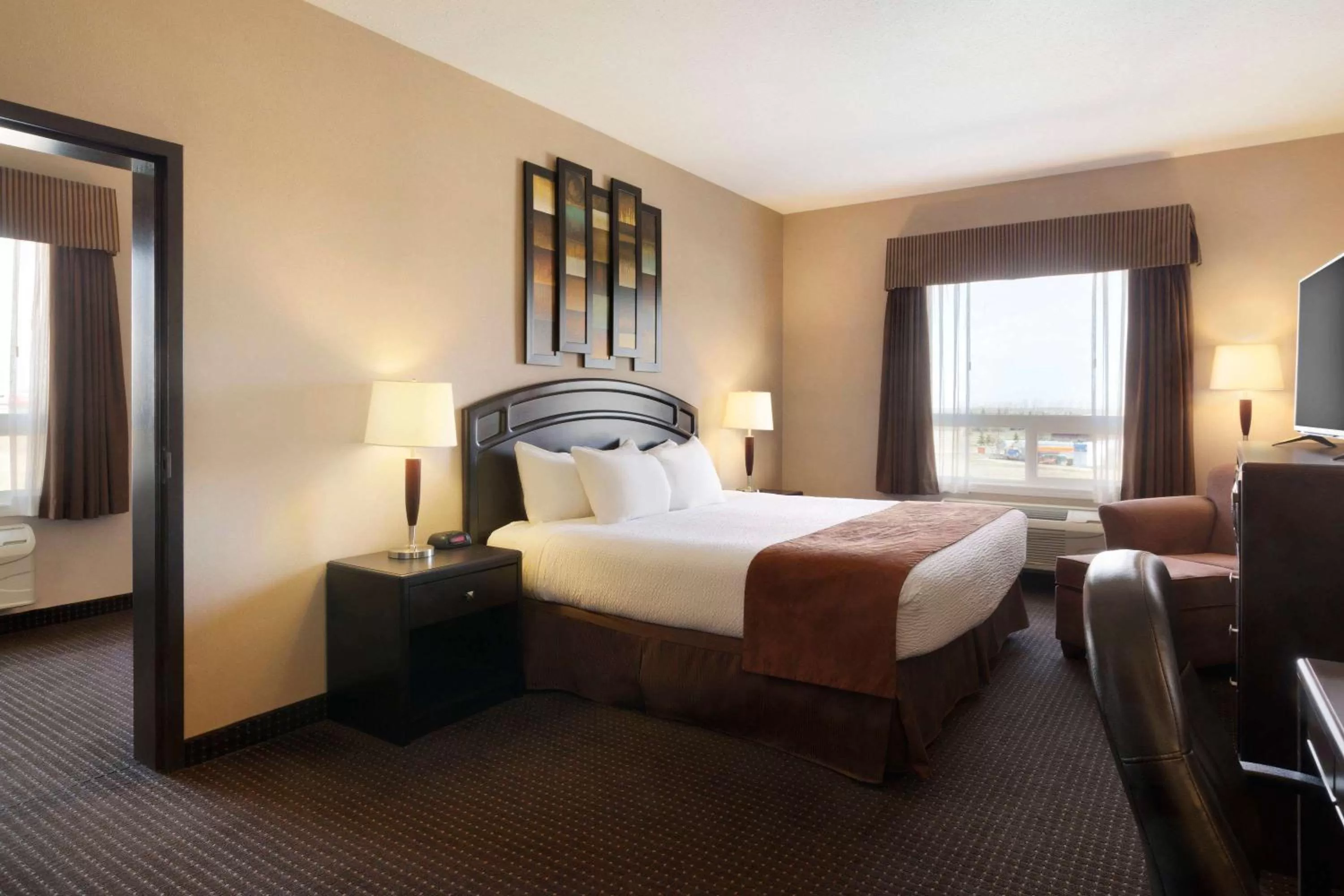 Photo of the whole room, Bed in Days Inn by Wyndham Innisfail