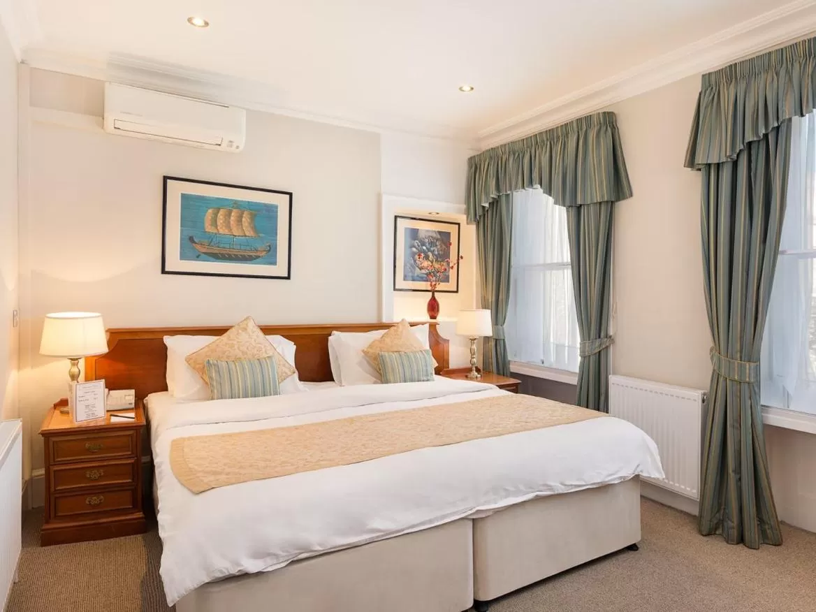 Bedroom, Bed in Staunton Hotel - B&B