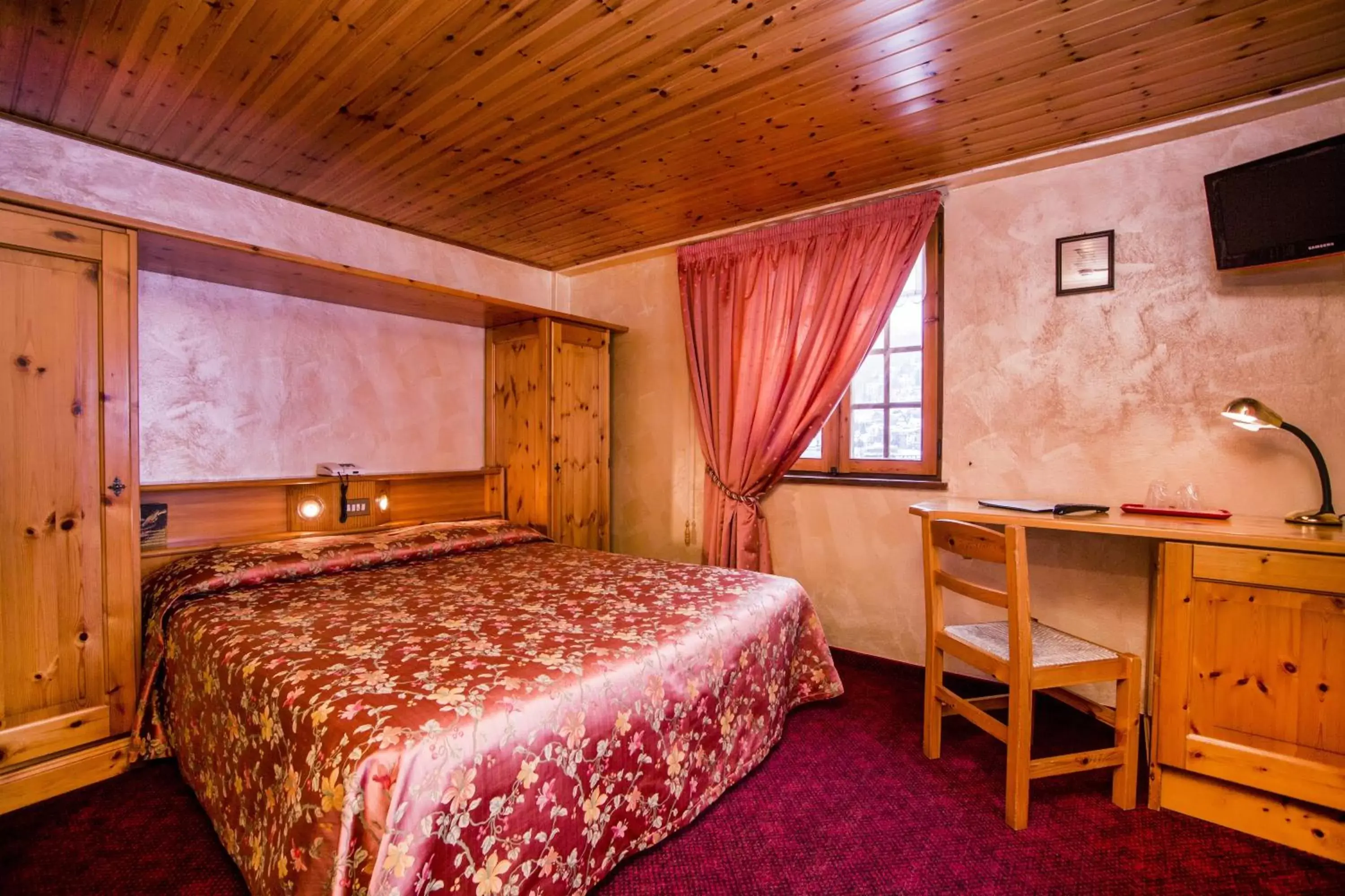 Photo of the whole room, Bed in Hotel Des Glaciers