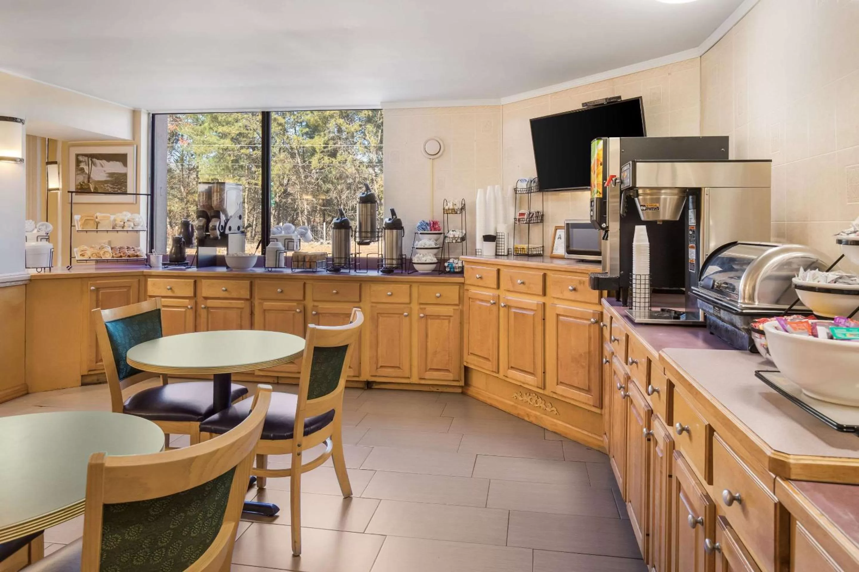 Breakfast in Econo Lodge Hendersonville