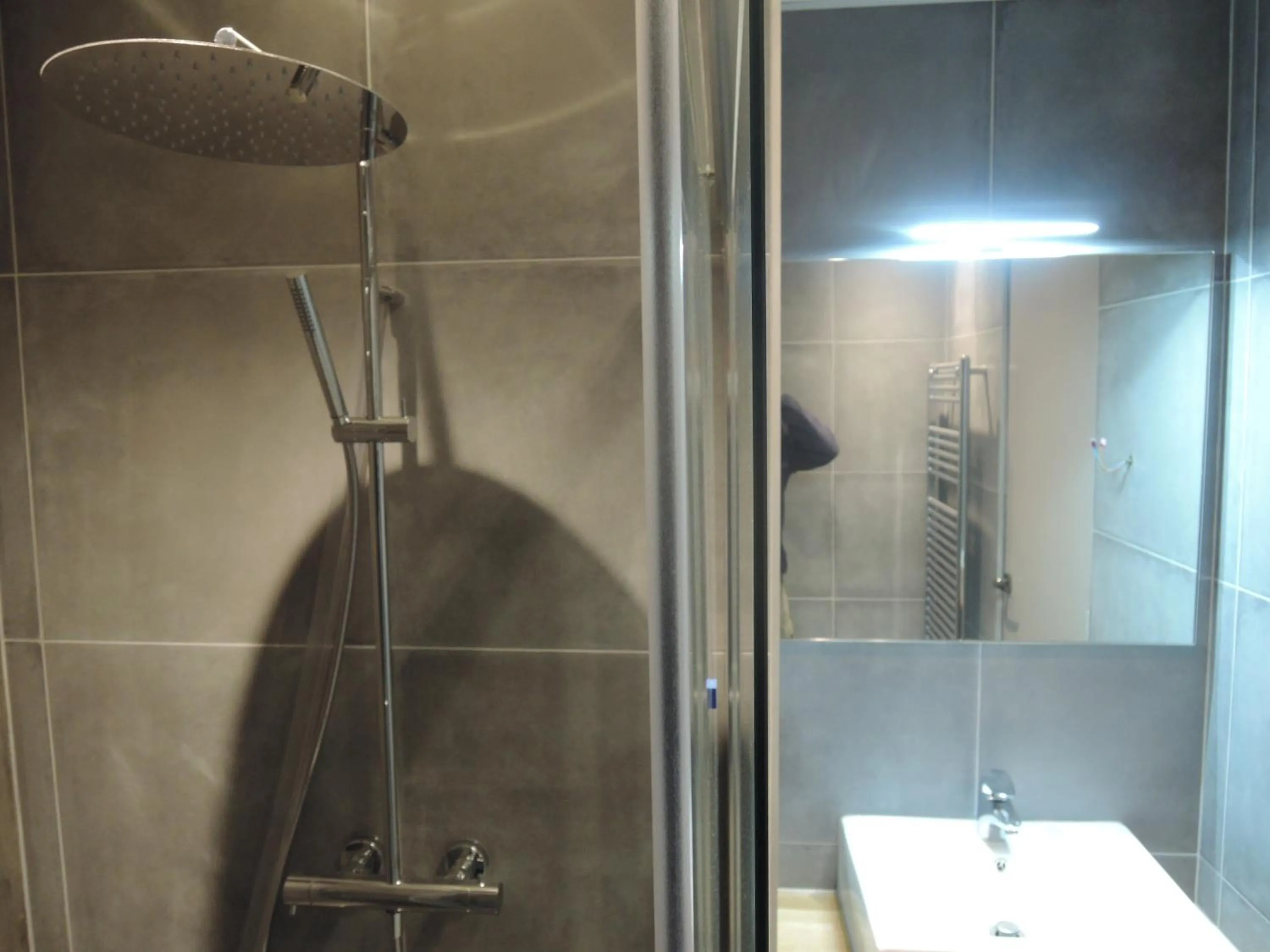 Shower in Hôtel Les Brises
