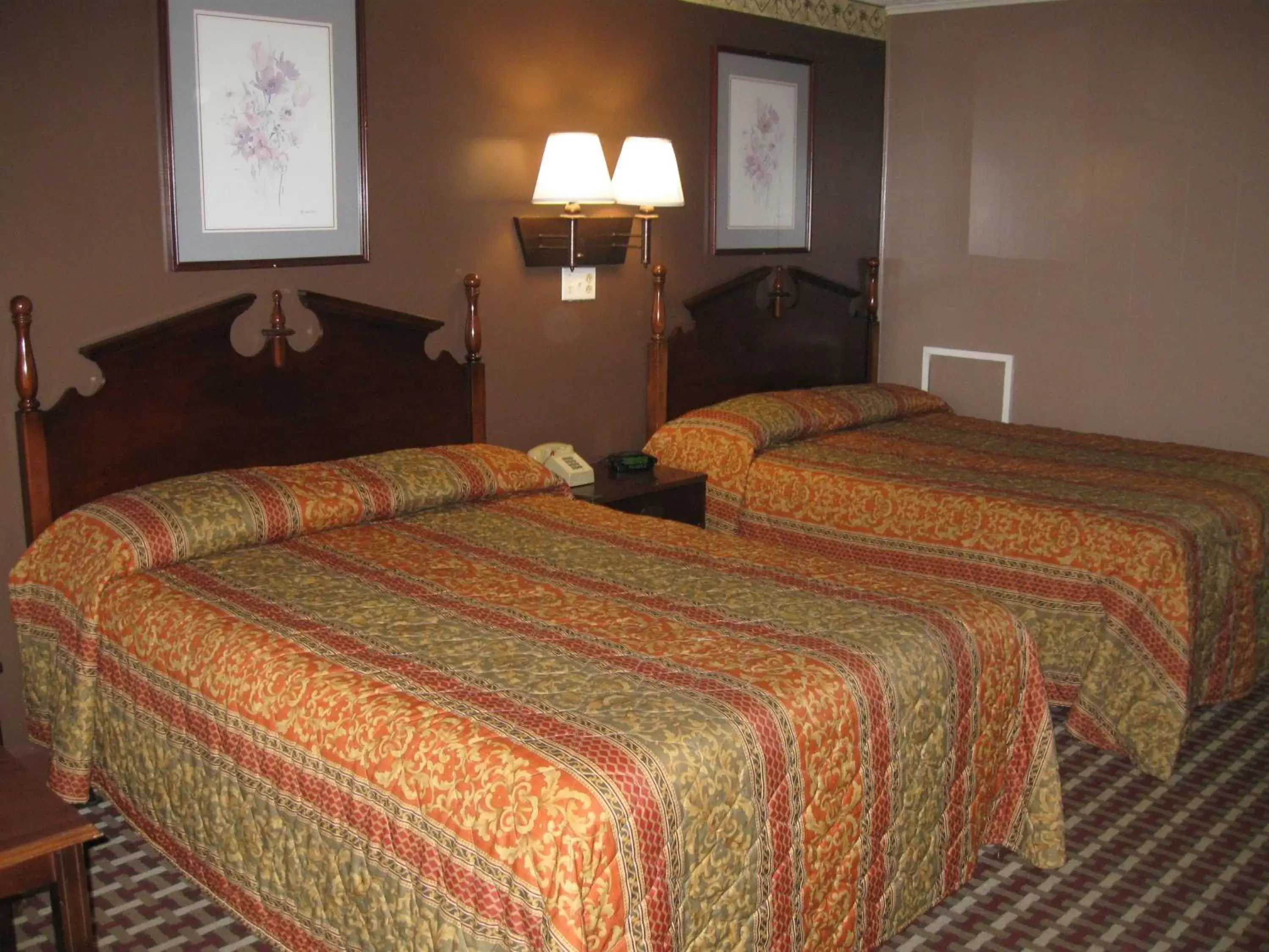 Bed in Fincastle Motor Inn