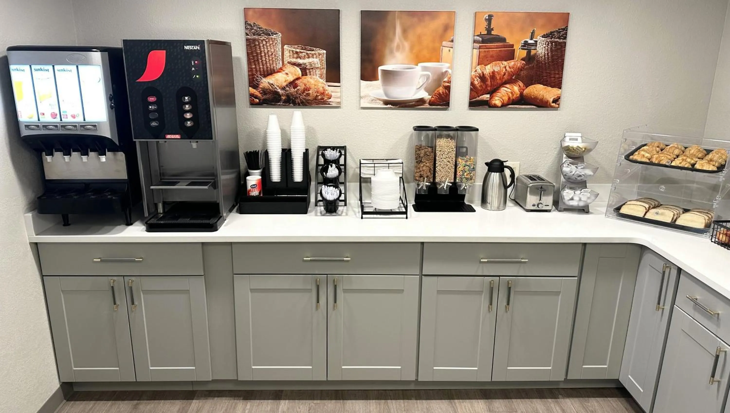 Breakfast in Magnuson Hotel Detroit Airport