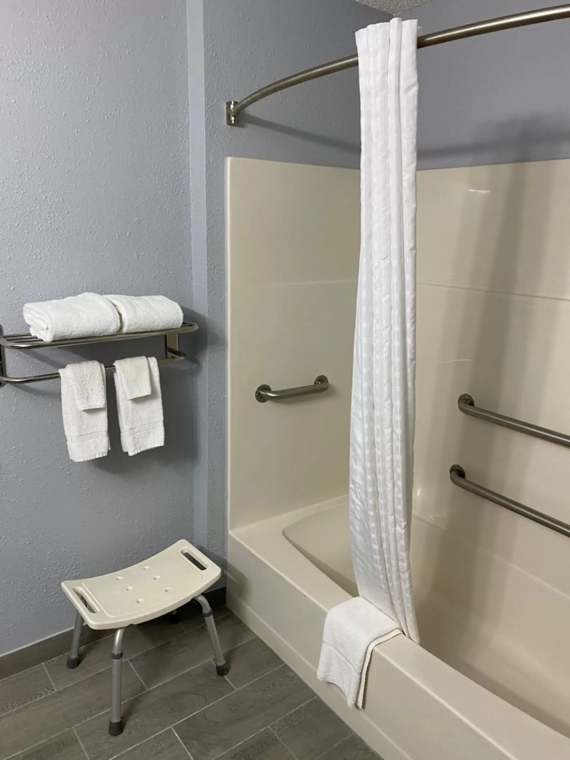 Shower, Bathroom in American Inn Cedar Rapids South