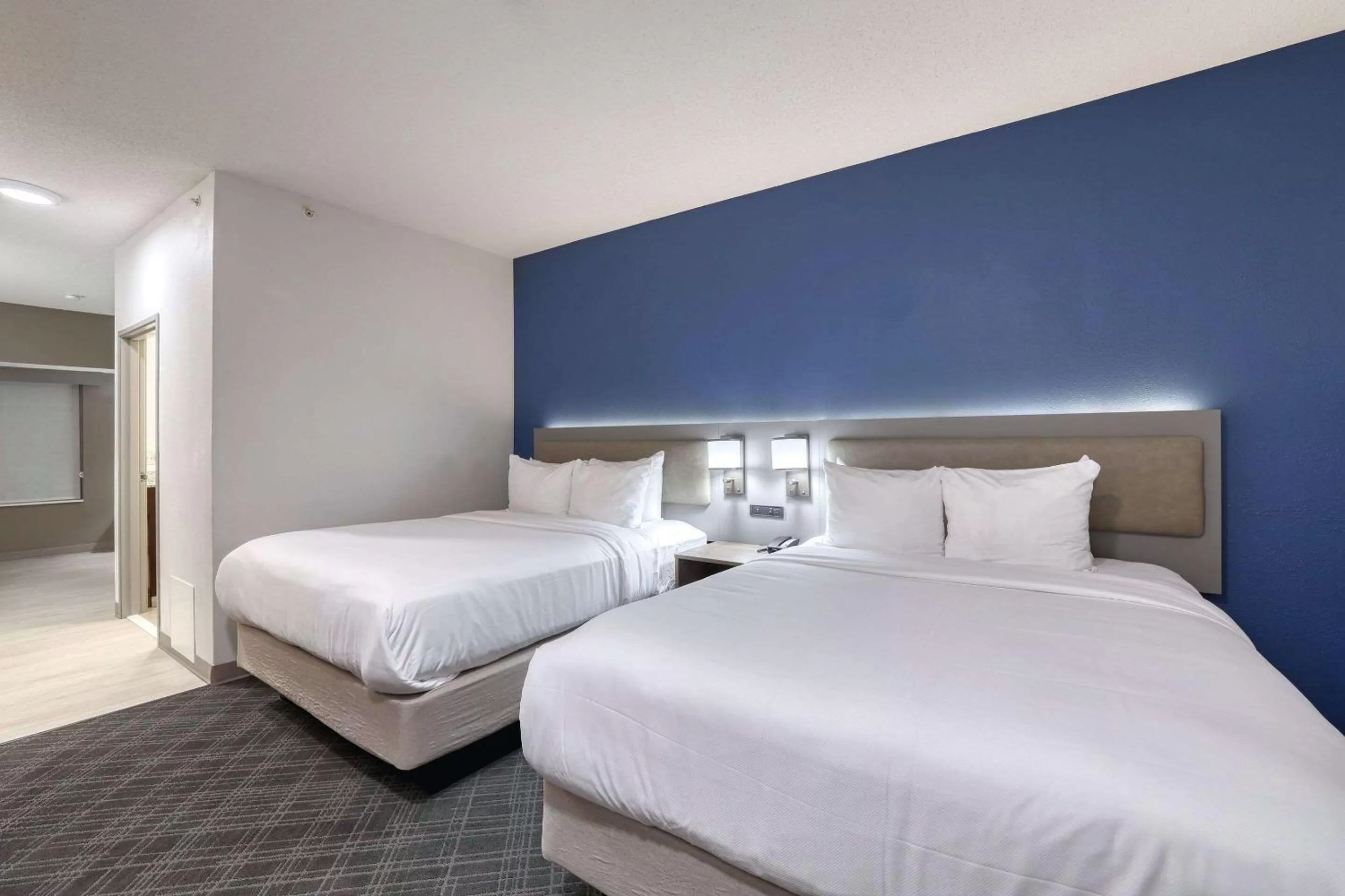 Bedroom, Bed in Comfort Suites Milwaukee Airport