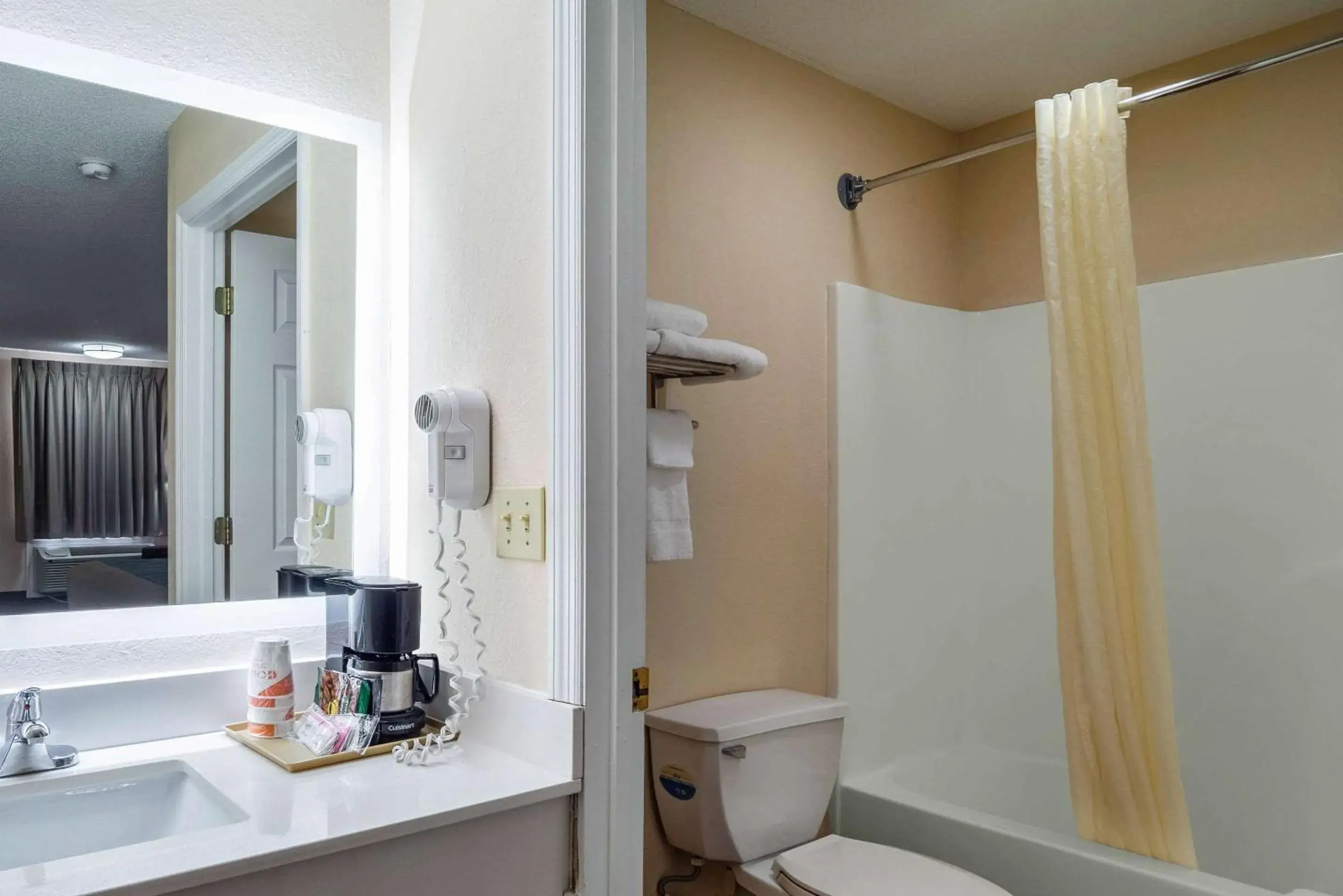 Bedroom, Bathroom in Econo Lodge Inn & Suites Cayce