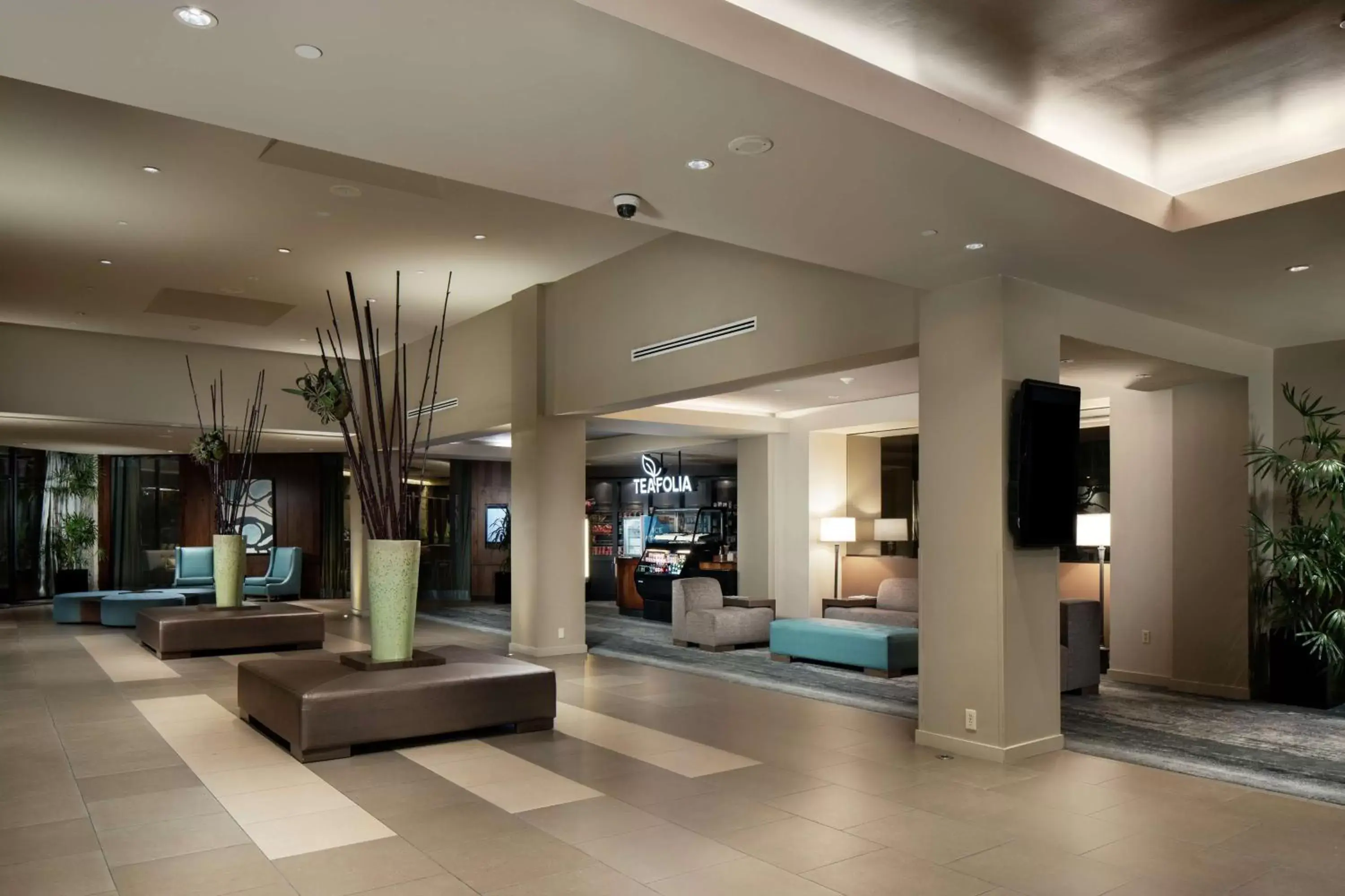 On-site shops, Lobby/Reception in DoubleTree by Hilton Monrovia - Pasadena Area