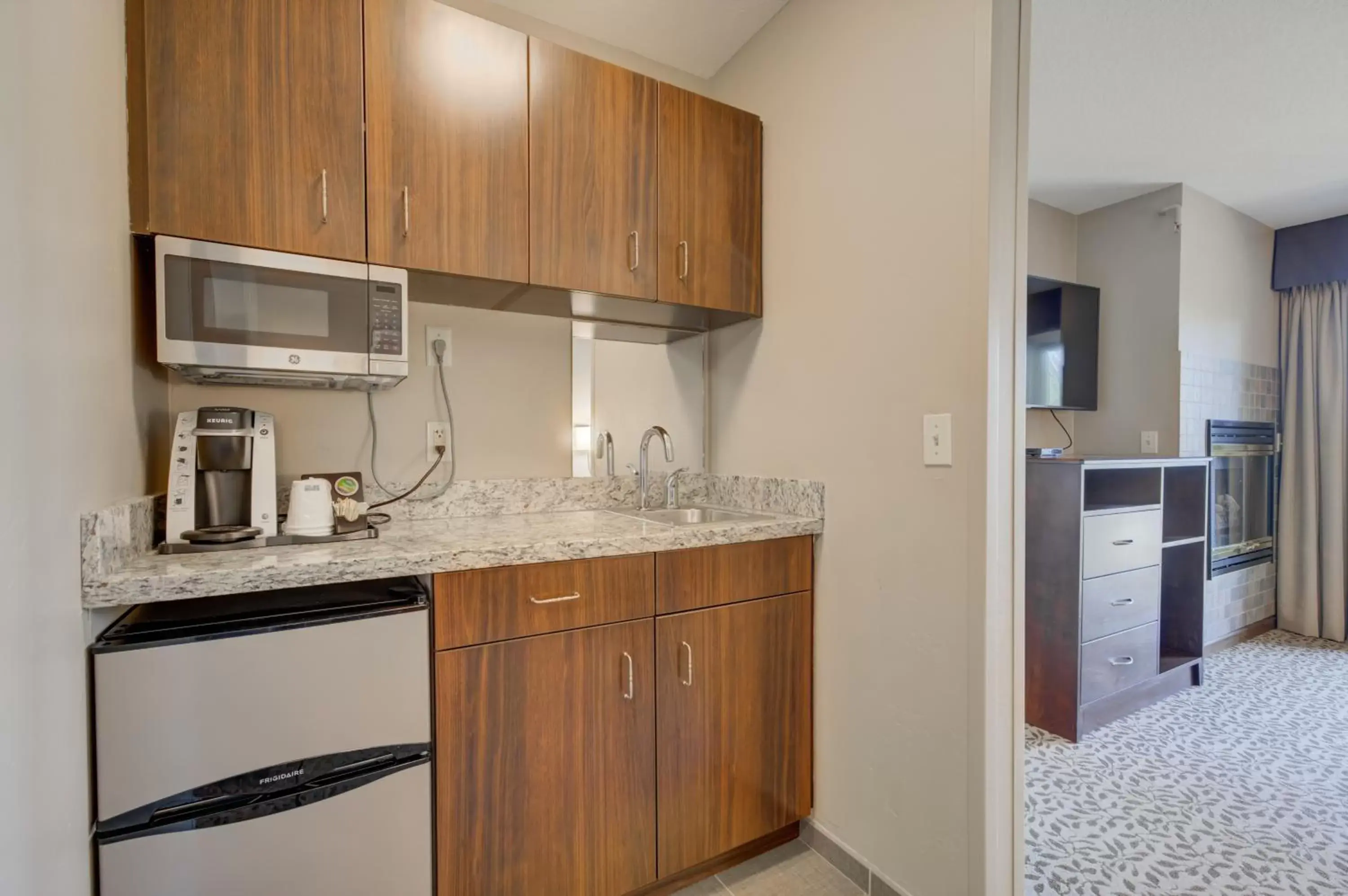 Kitchen or kitchenette, Kitchen/Kitchenette in The Pine Lodge on Whitefish River, Ascend Hotel Collection