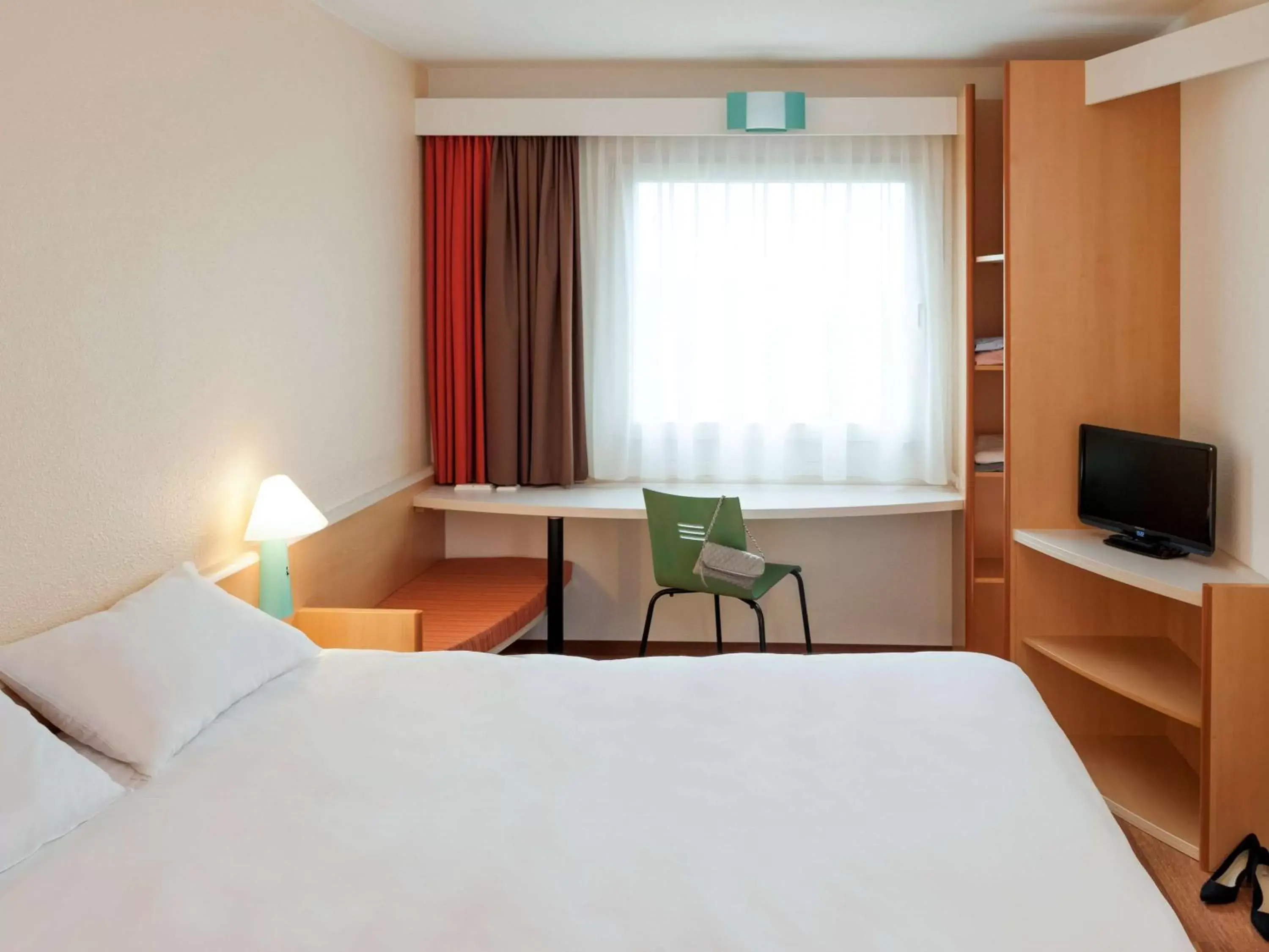 Photo of the whole room, Bed in ibis Ulm City