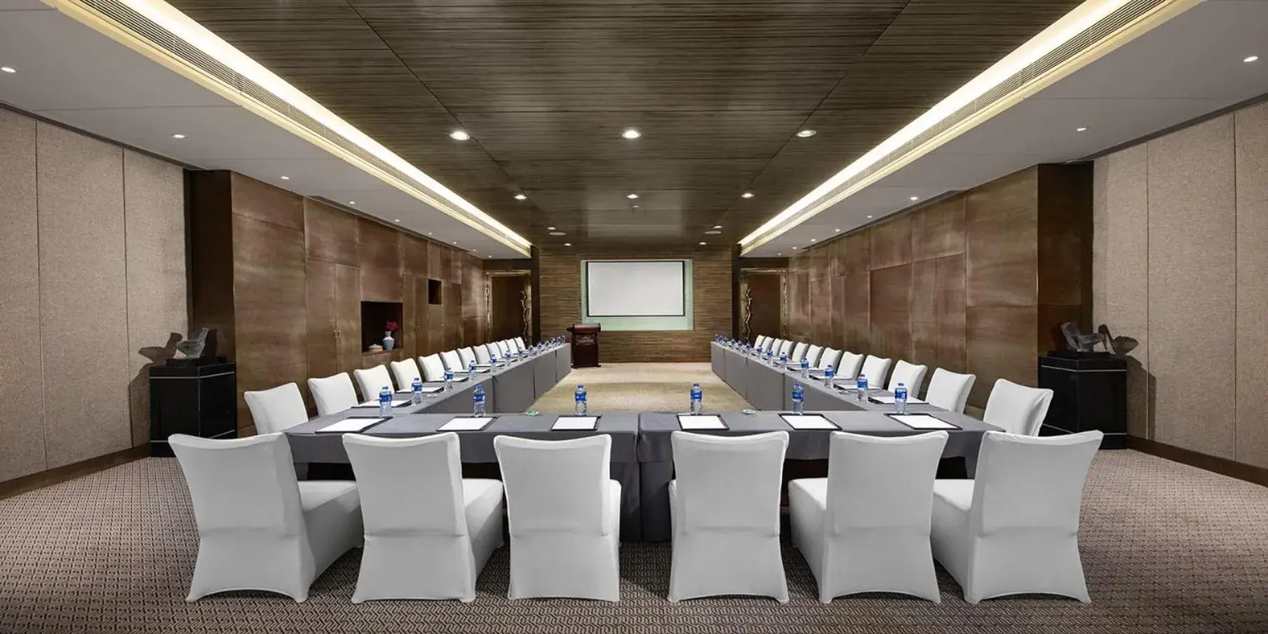 Meeting/conference room in Crowne Plaza Huangshan Yucheng, an IHG Hotel