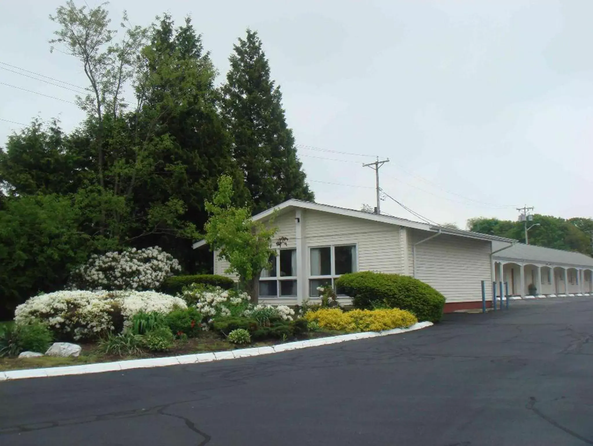 Facade/entrance, Property Building in Harbor Base Inn