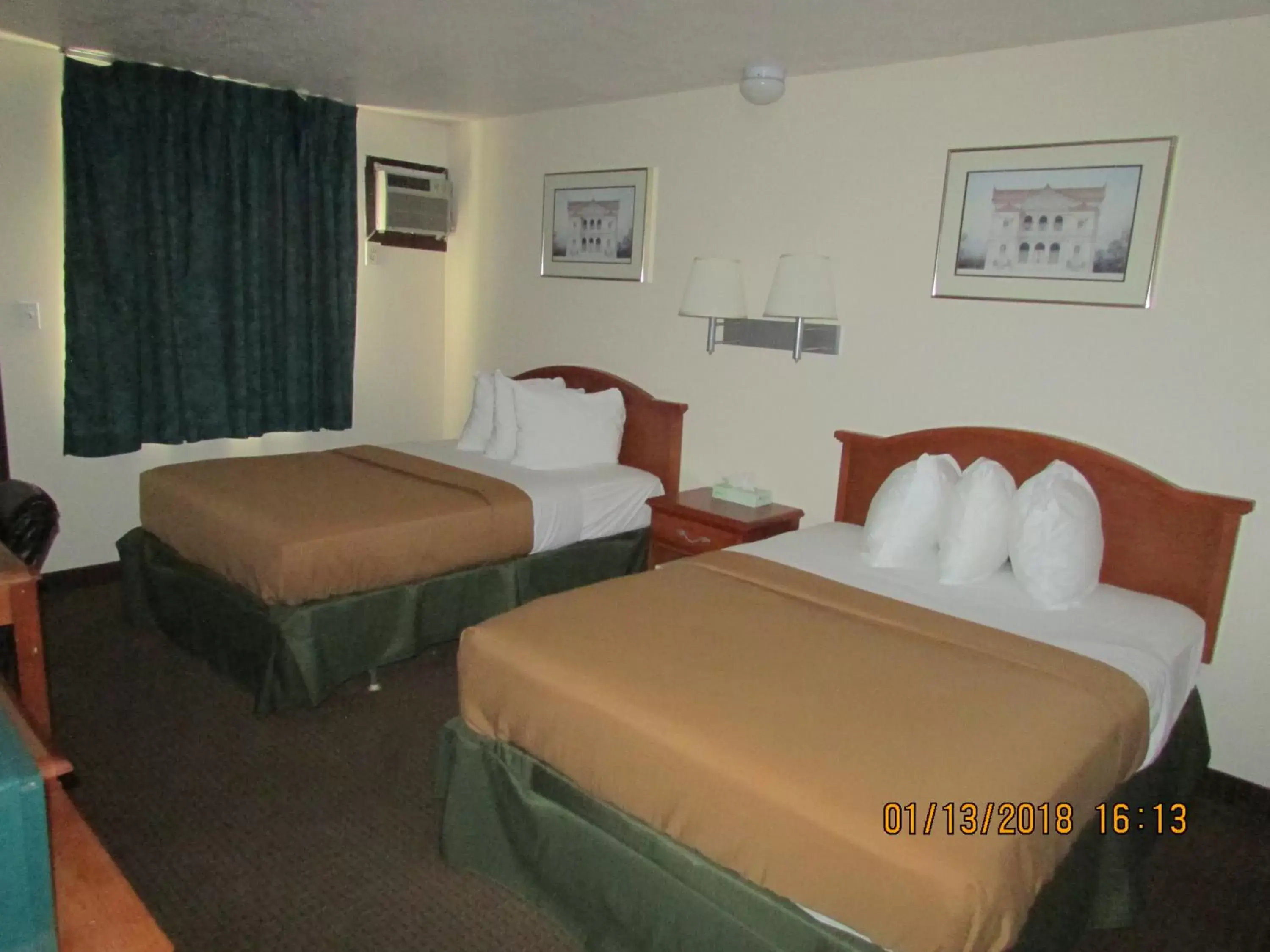 Bed in Western Inn - Green River