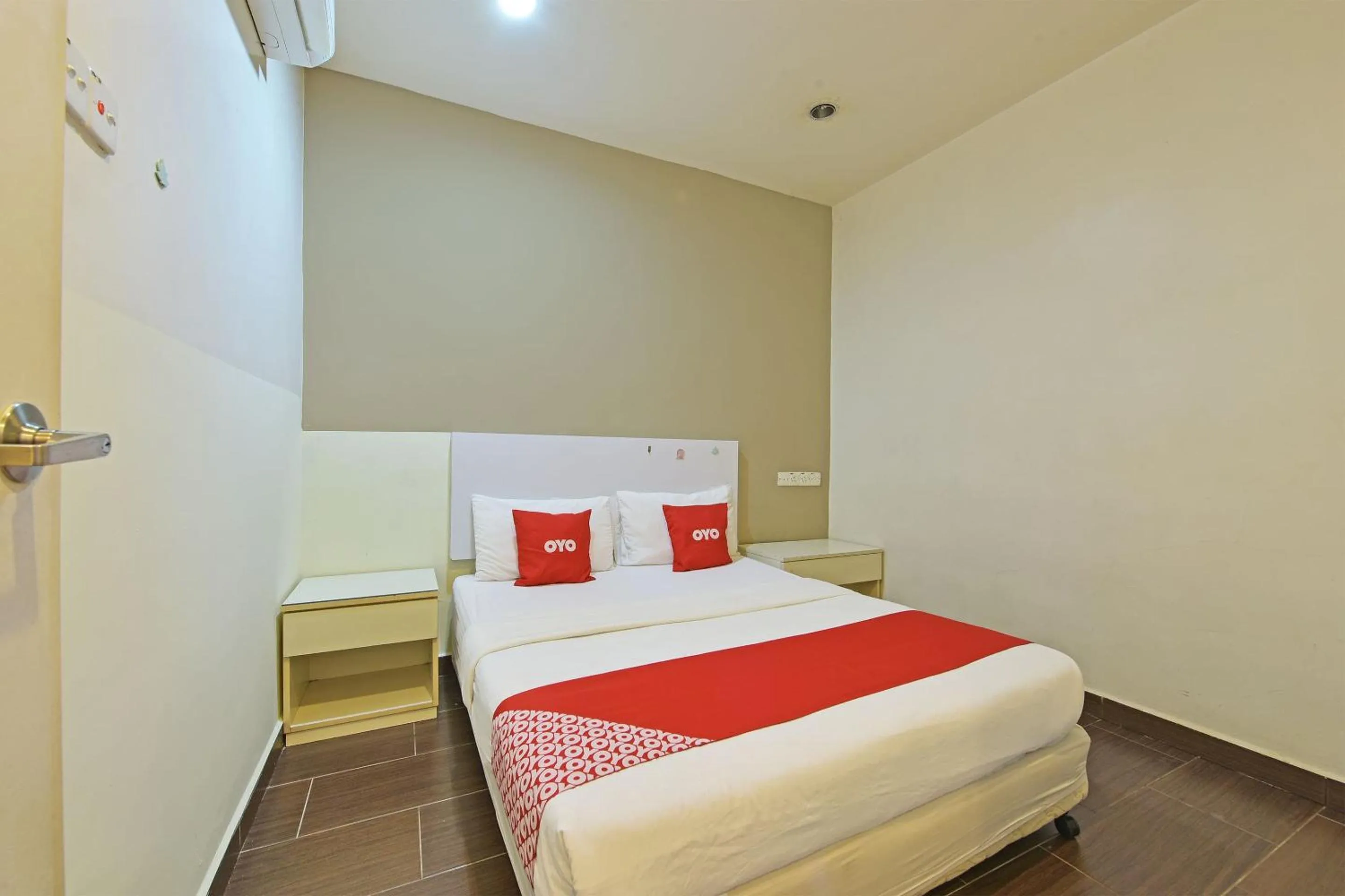 Bedroom, Bed in OYO 90853 New Soho Hotel