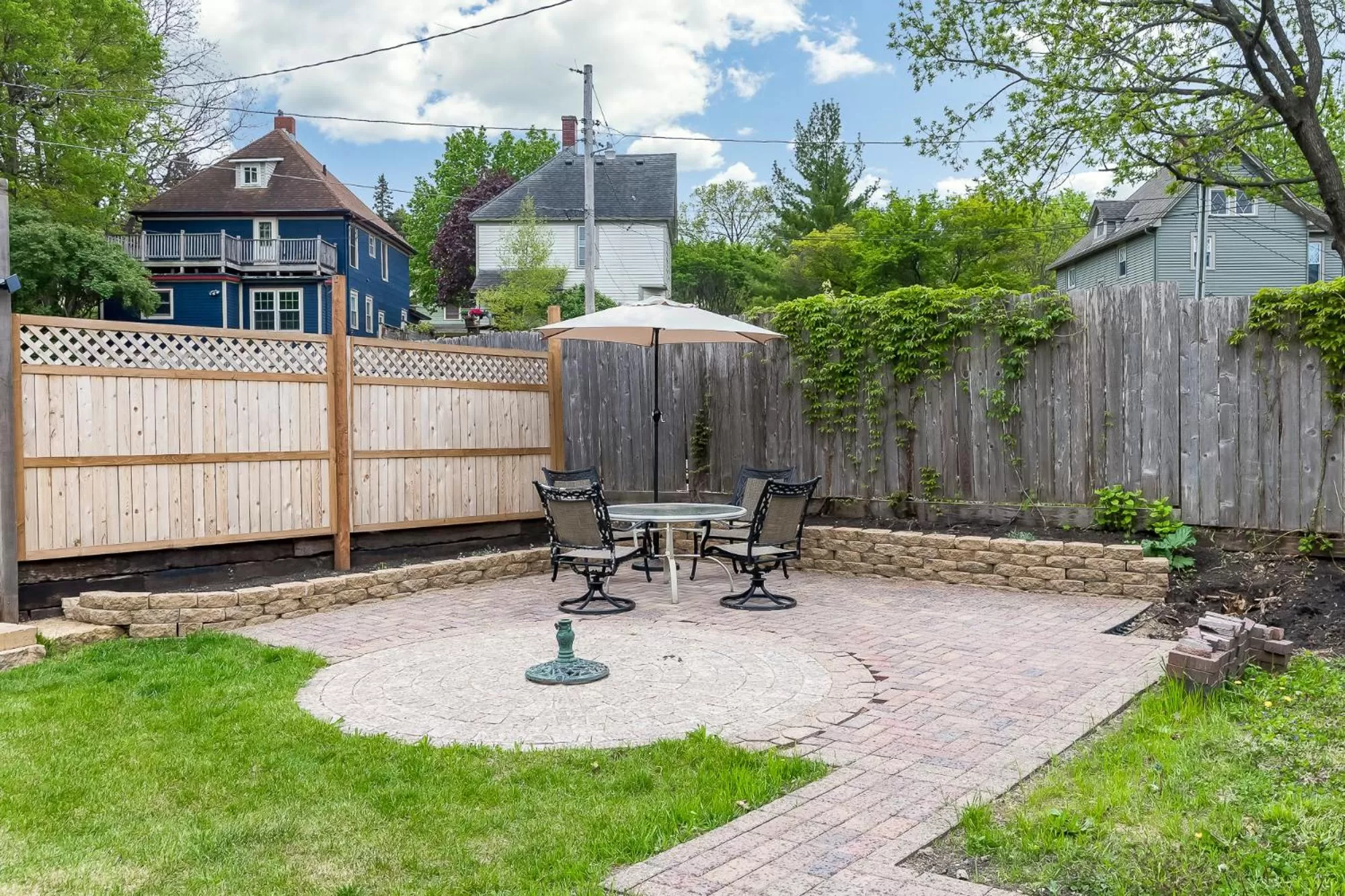 Patio in Moulin Rouge House Bed and Breakfast