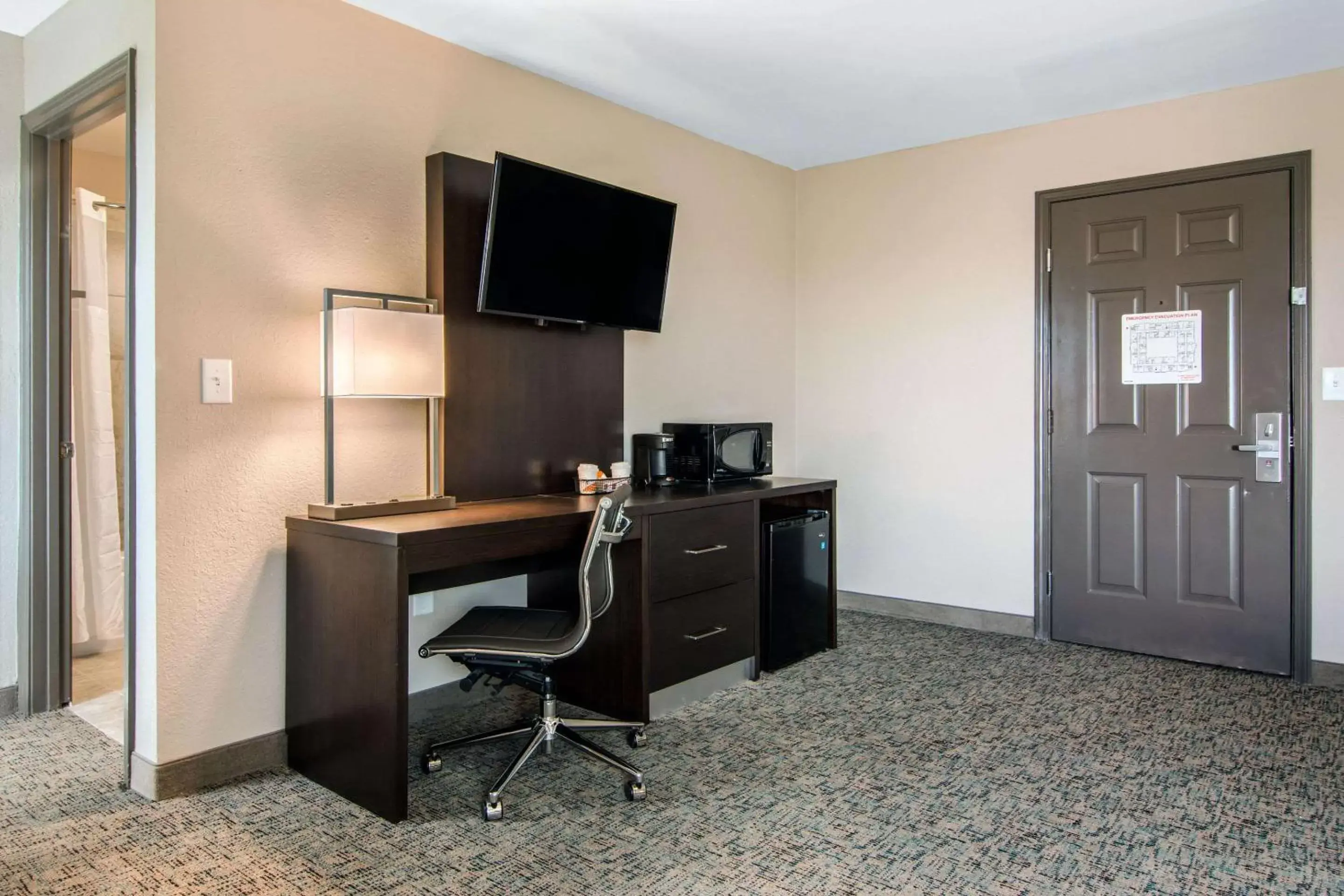 Photo of the whole room, TV/Entertainment Center in Clarion Inn & Suites Atlanta Downtown