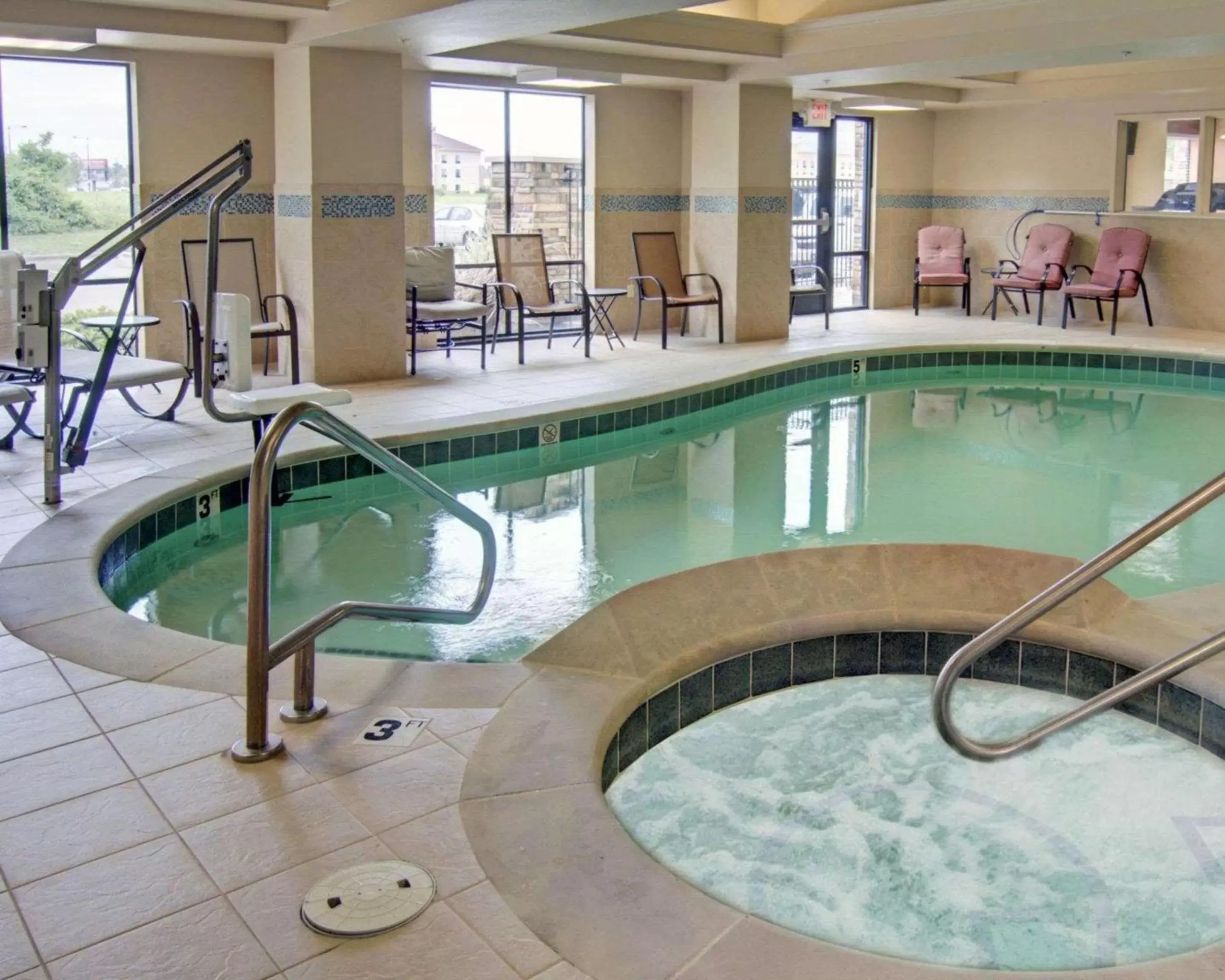On site, Swimming Pool in Comfort Suites Texarkana Arkansas