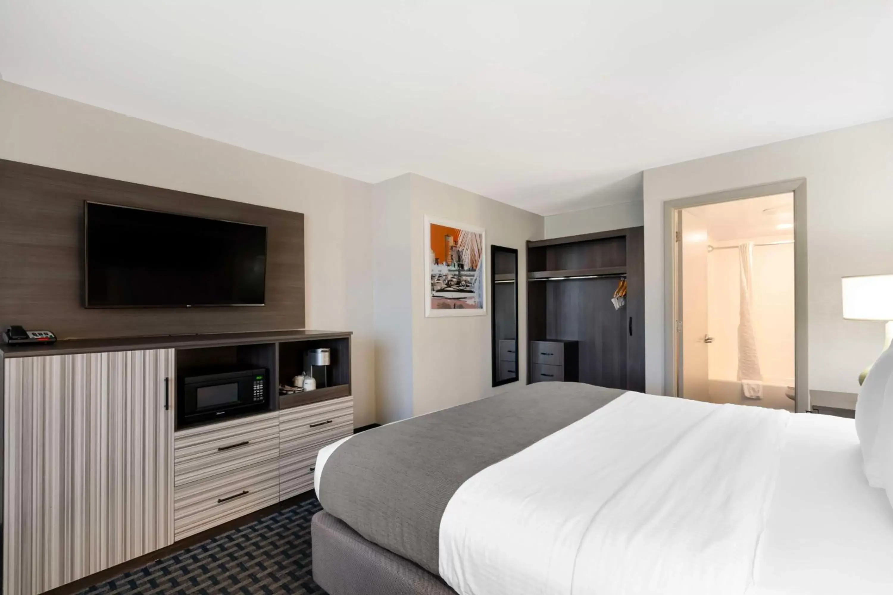 King Room - Disability Access in Best Western Plus Daytona Inn Seabreeze King Room - Disability Access in Best Western Plus Daytona Inn Seabreeze