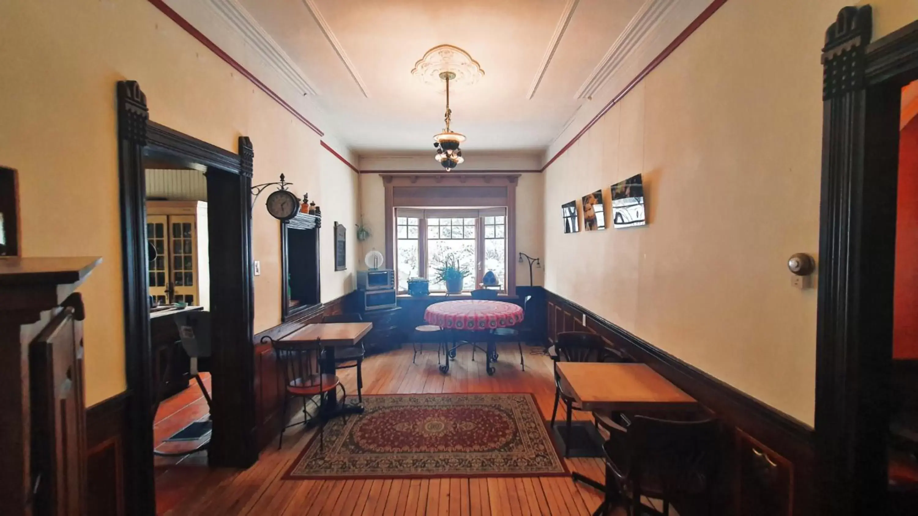 Dining area in Le Salon des Inconnus