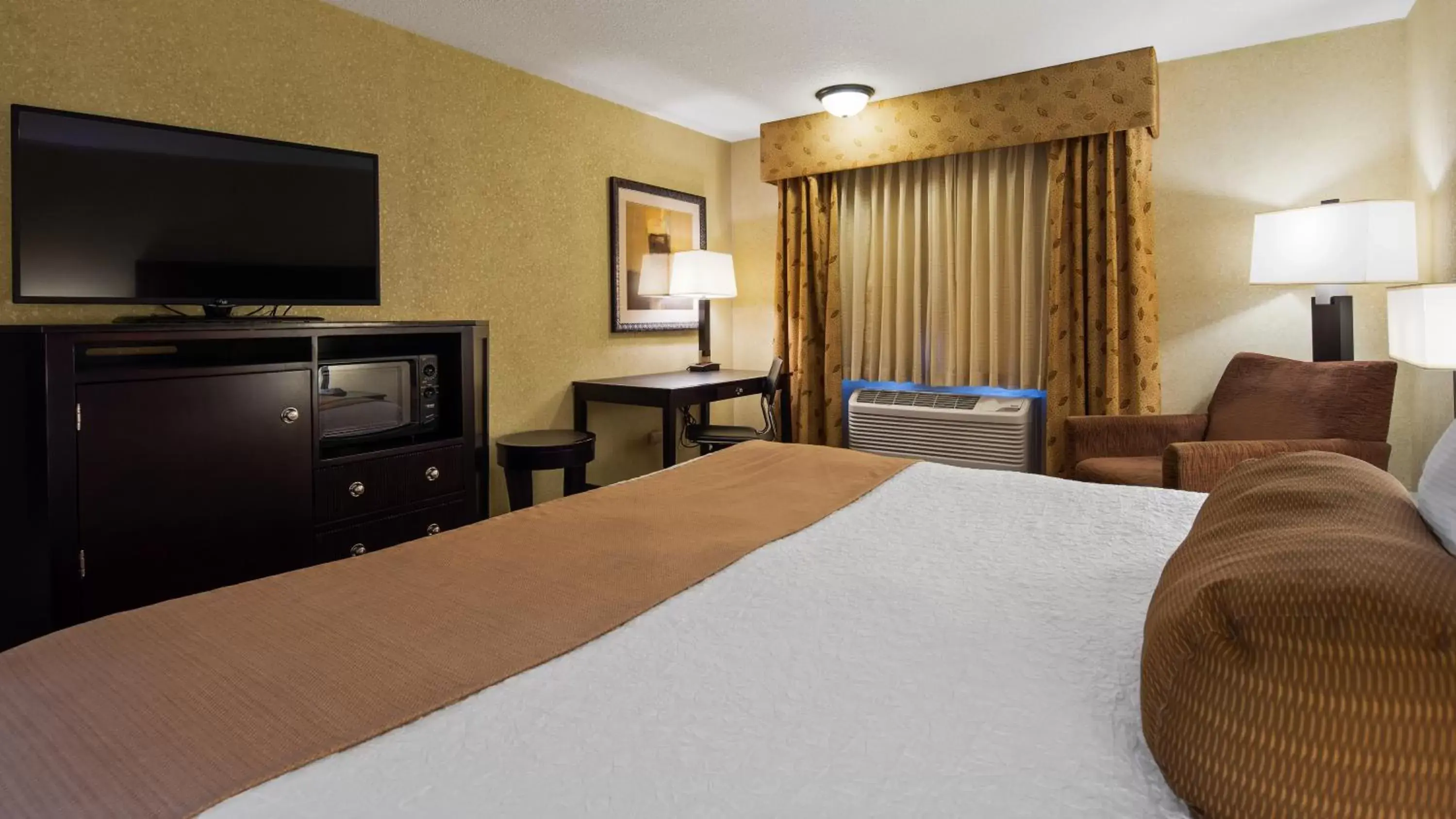 King Room with Tub - Disability Access/Non Smoking in Lloyd Hotel Astoria Bayfront, Ascend Hotel Collection King Room with Tub - Disability Access/Non Smoking in Lloyd Hotel Astoria Bayfront, Ascend Hotel Collection