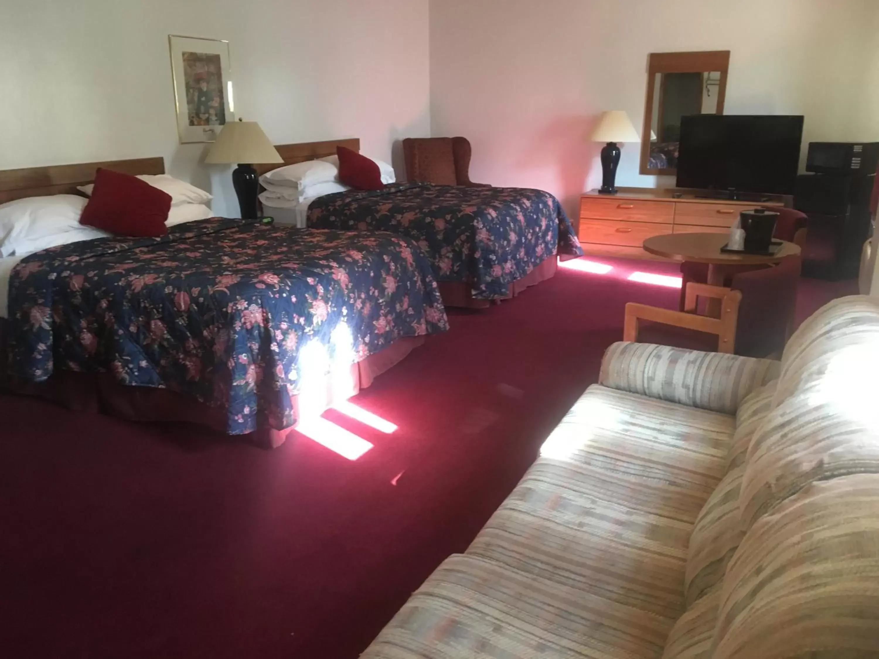 Bed in Villager Motel & Glen Manor Estate