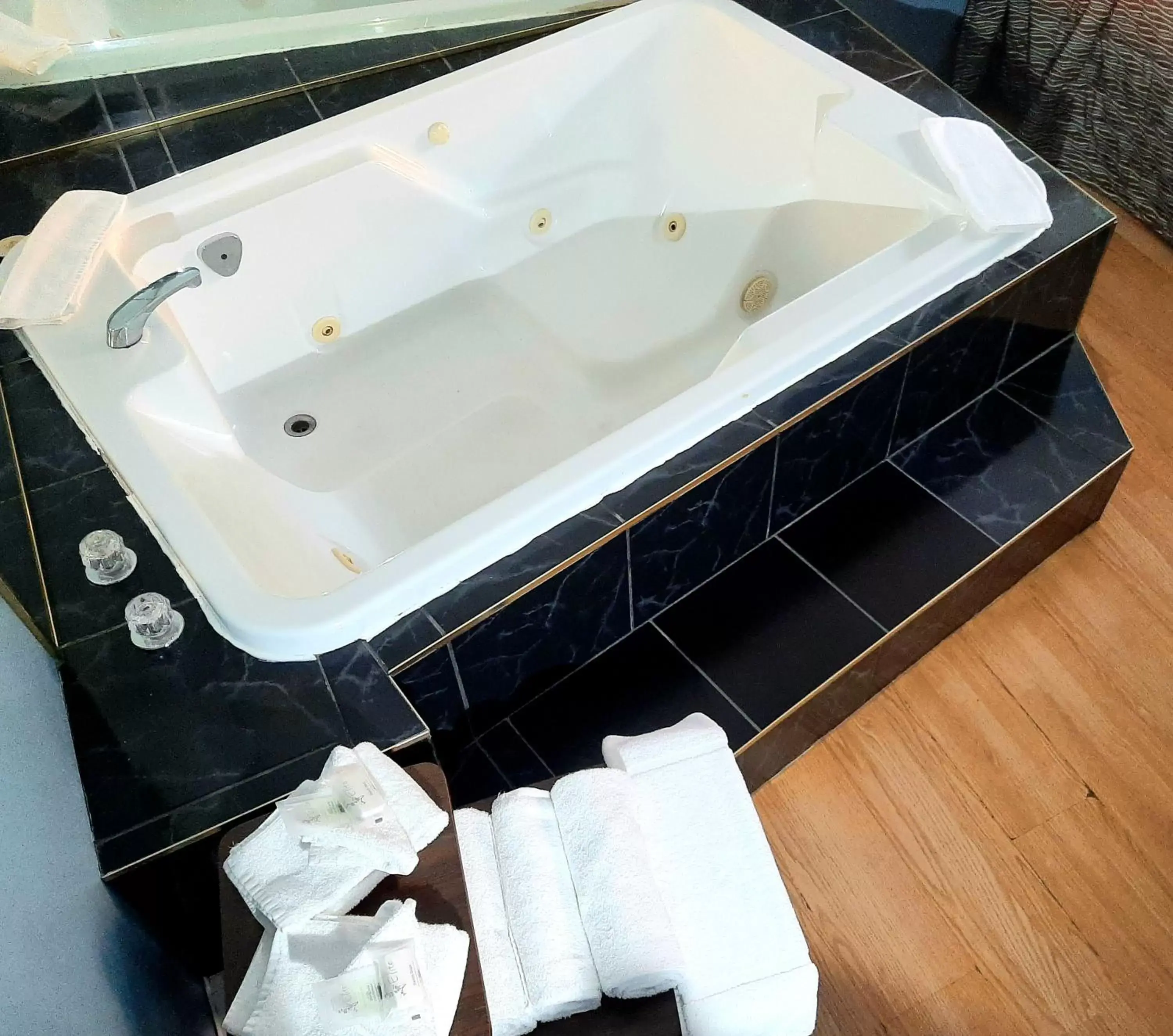 Hot Tub, Bathroom in Motel Bonsoir