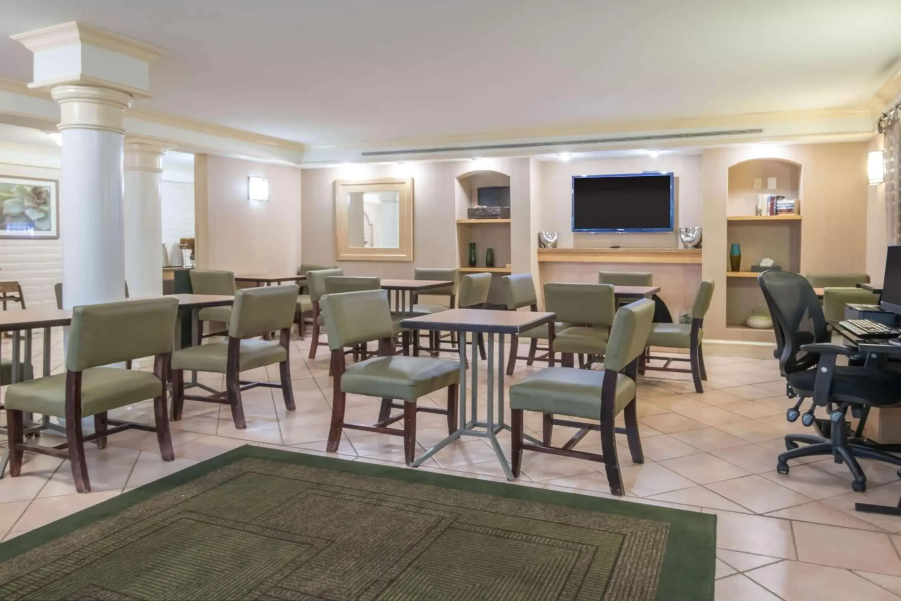 Lobby or reception, Restaurant/Places to Eat in La Quinta Inn by Wyndham Colorado Springs Garden of the Gods