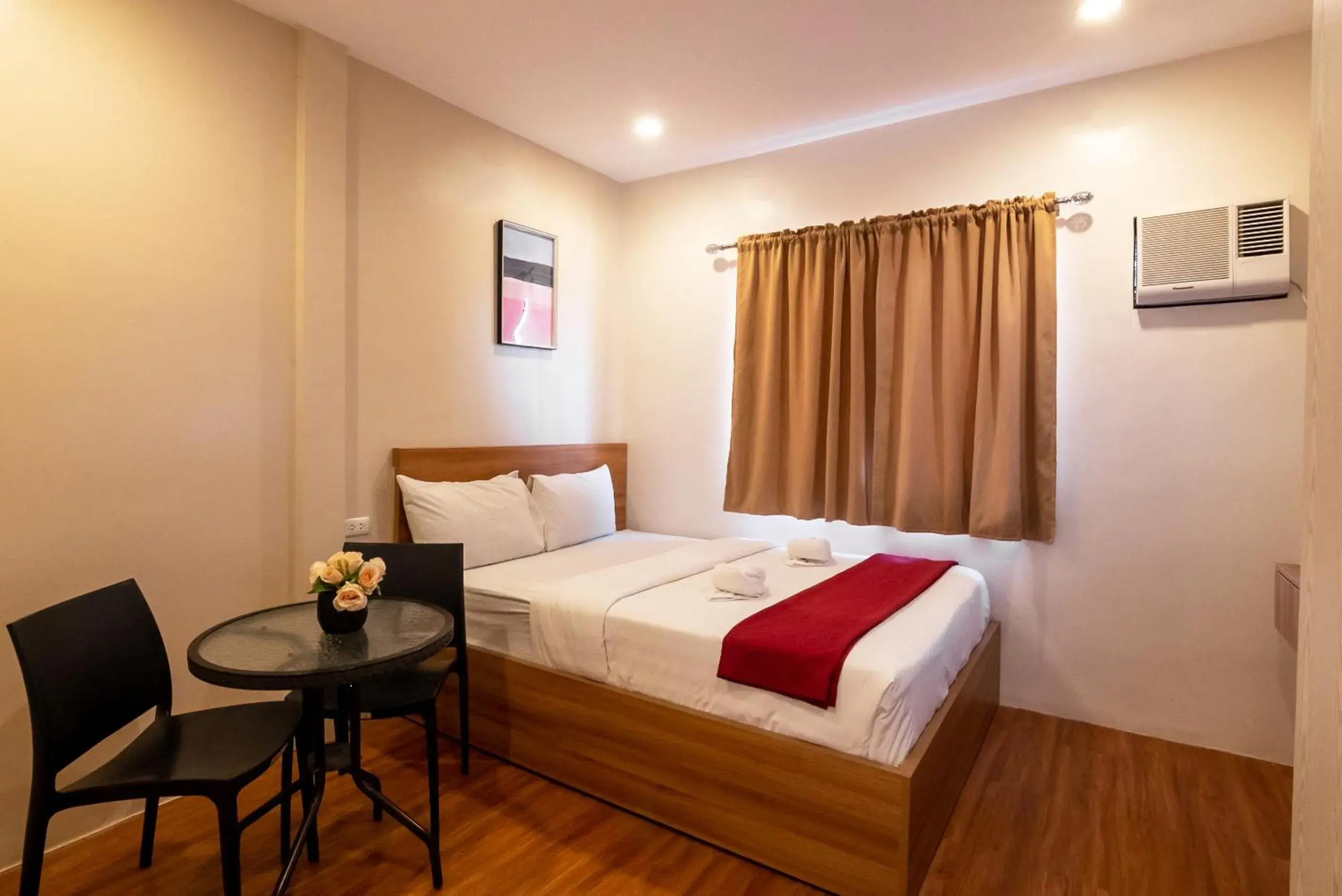Bedroom, Bed in Kiwi Hotel
