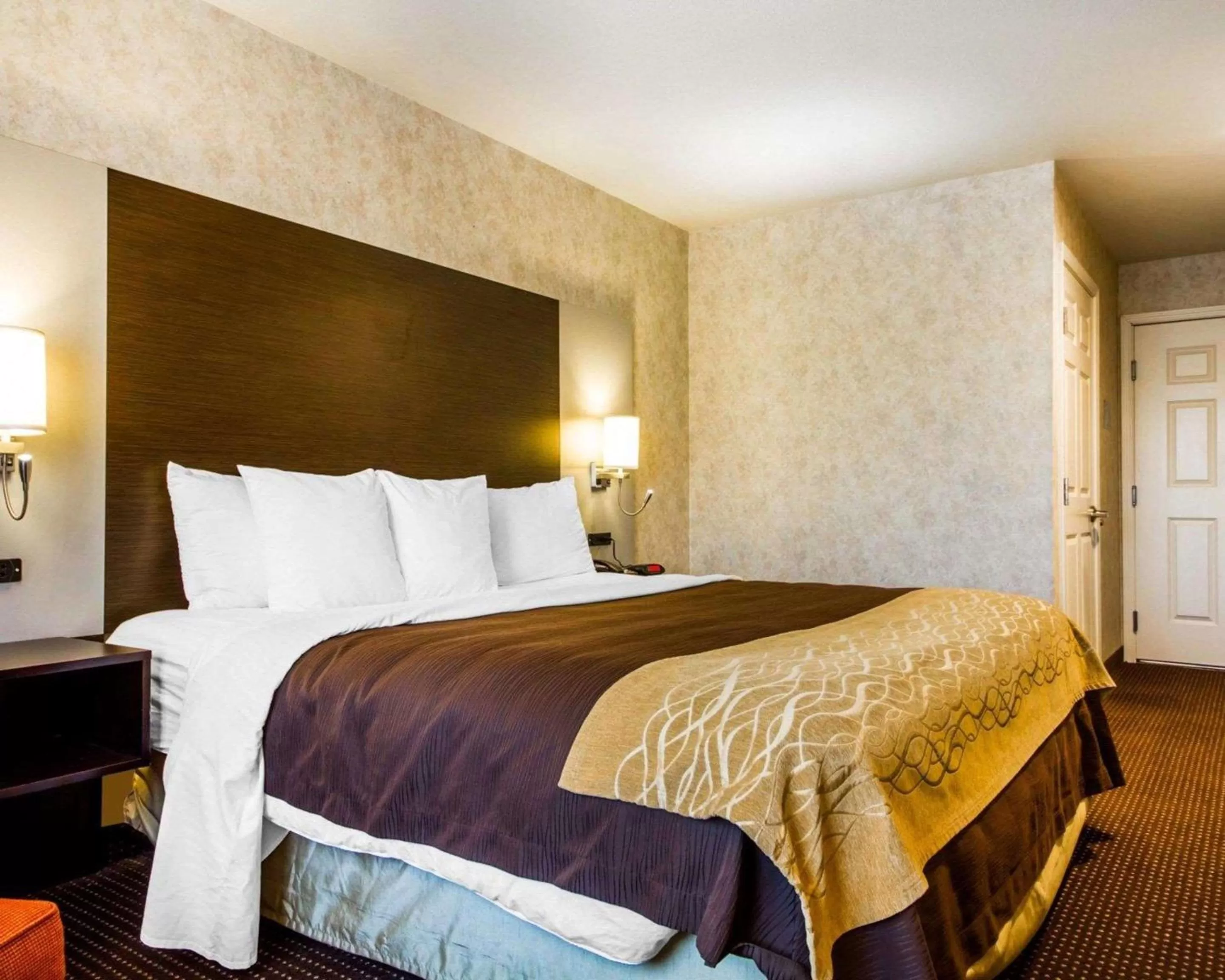 Photo of the whole room, Bed in Comfort Inn Watsonville