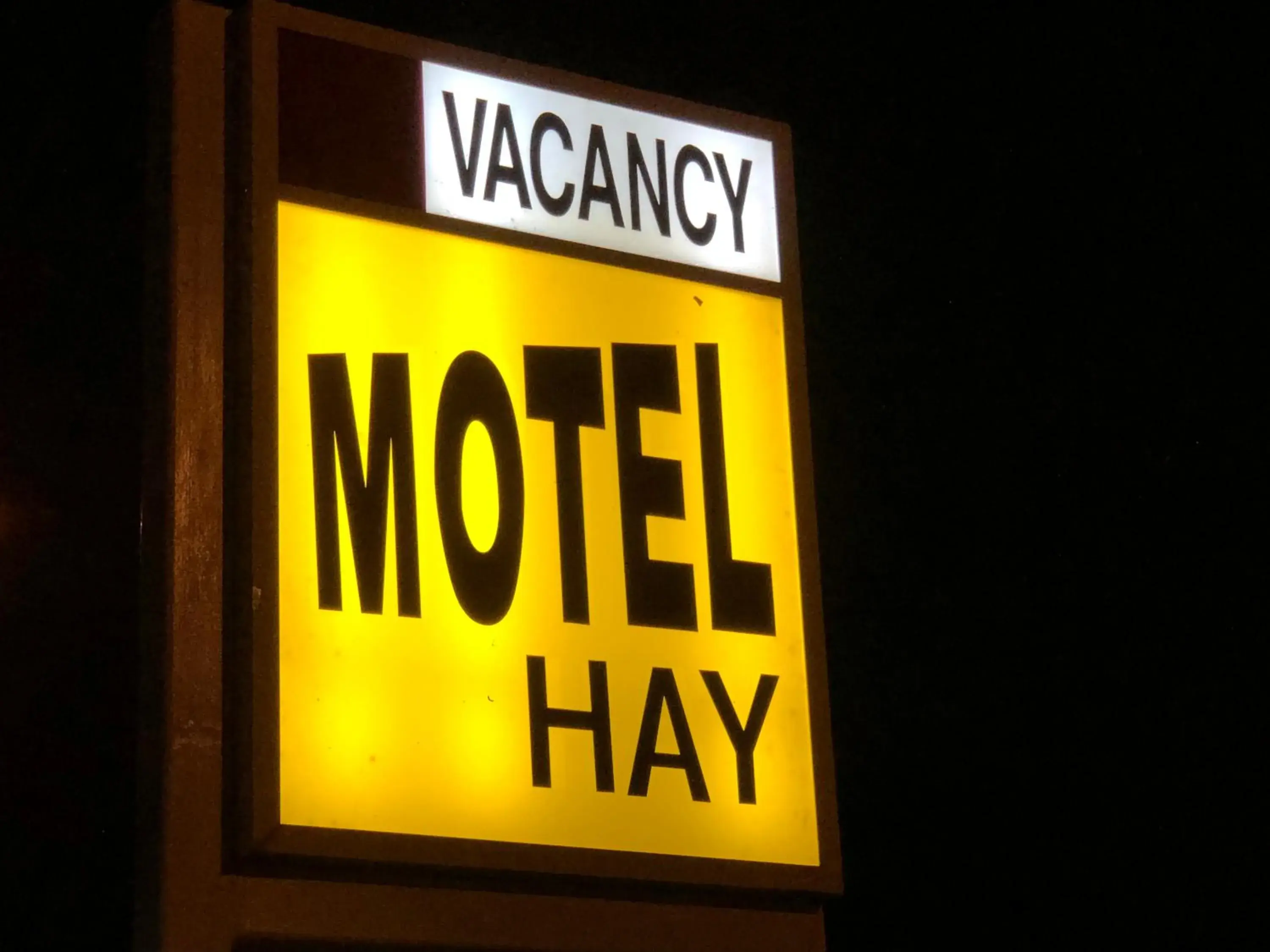 Outback Quarters- Motel Hay