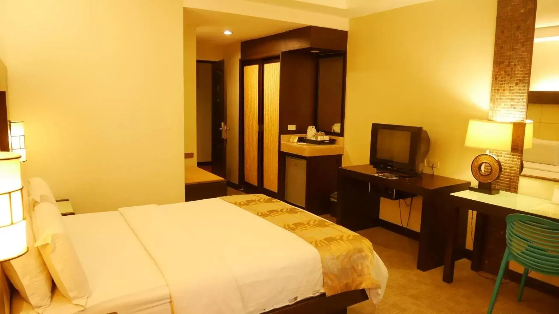 Bed in Circle Inn Hotel and Suites Bacolod