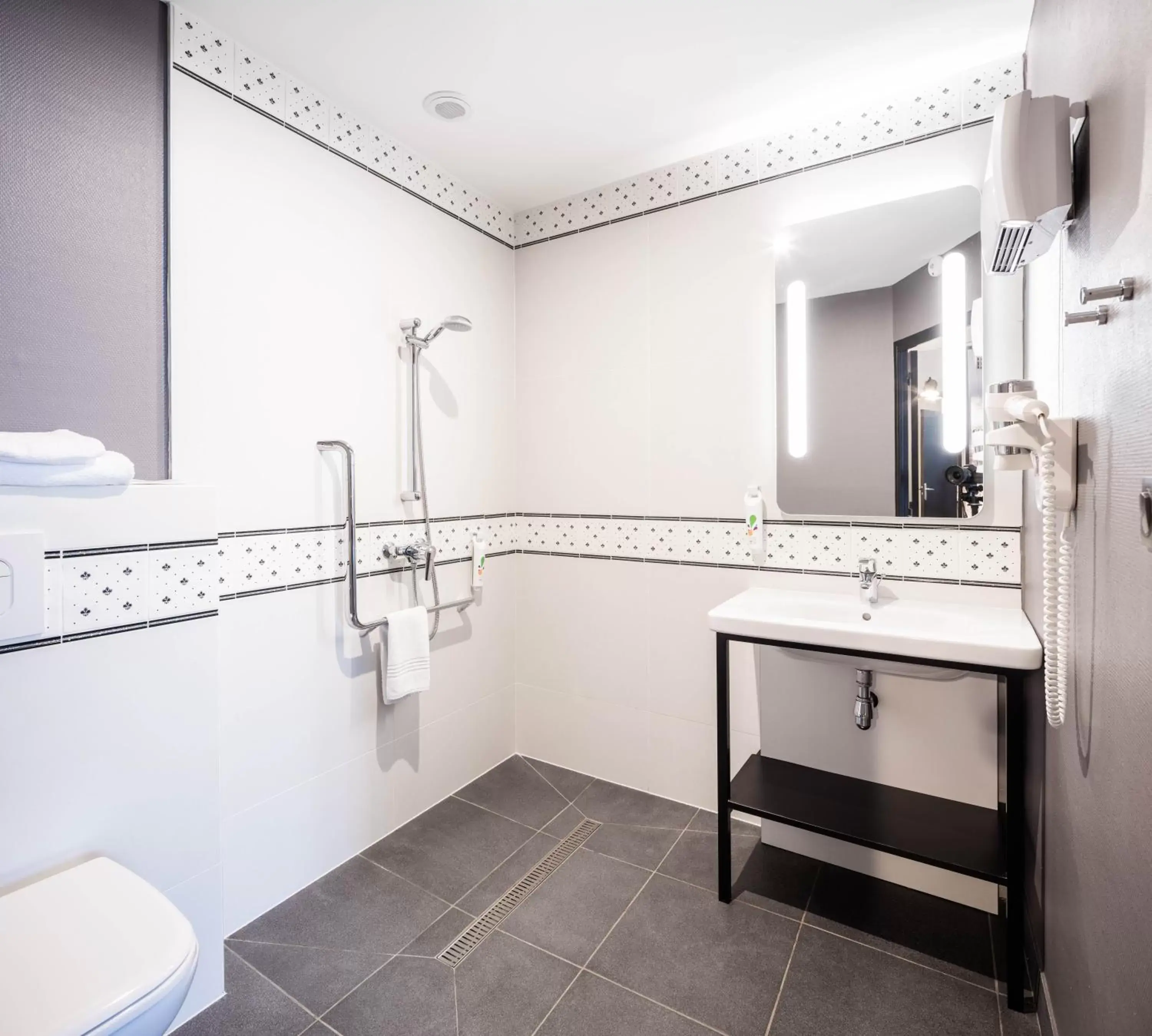 Bathroom in ibis Styles Dinan Centre Ville