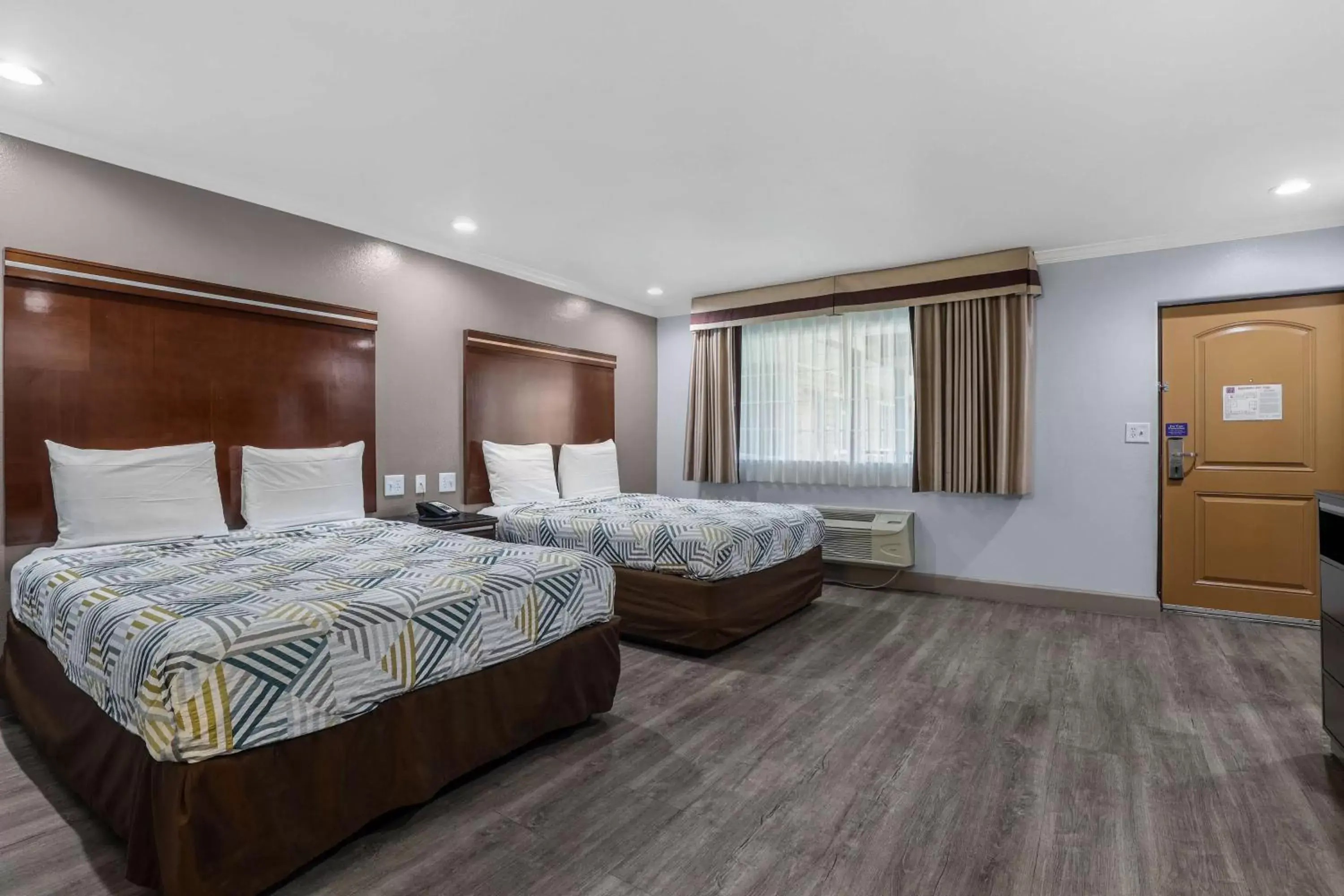 Bedroom, Bed in Motel 6 Carlsbad, Ca- North