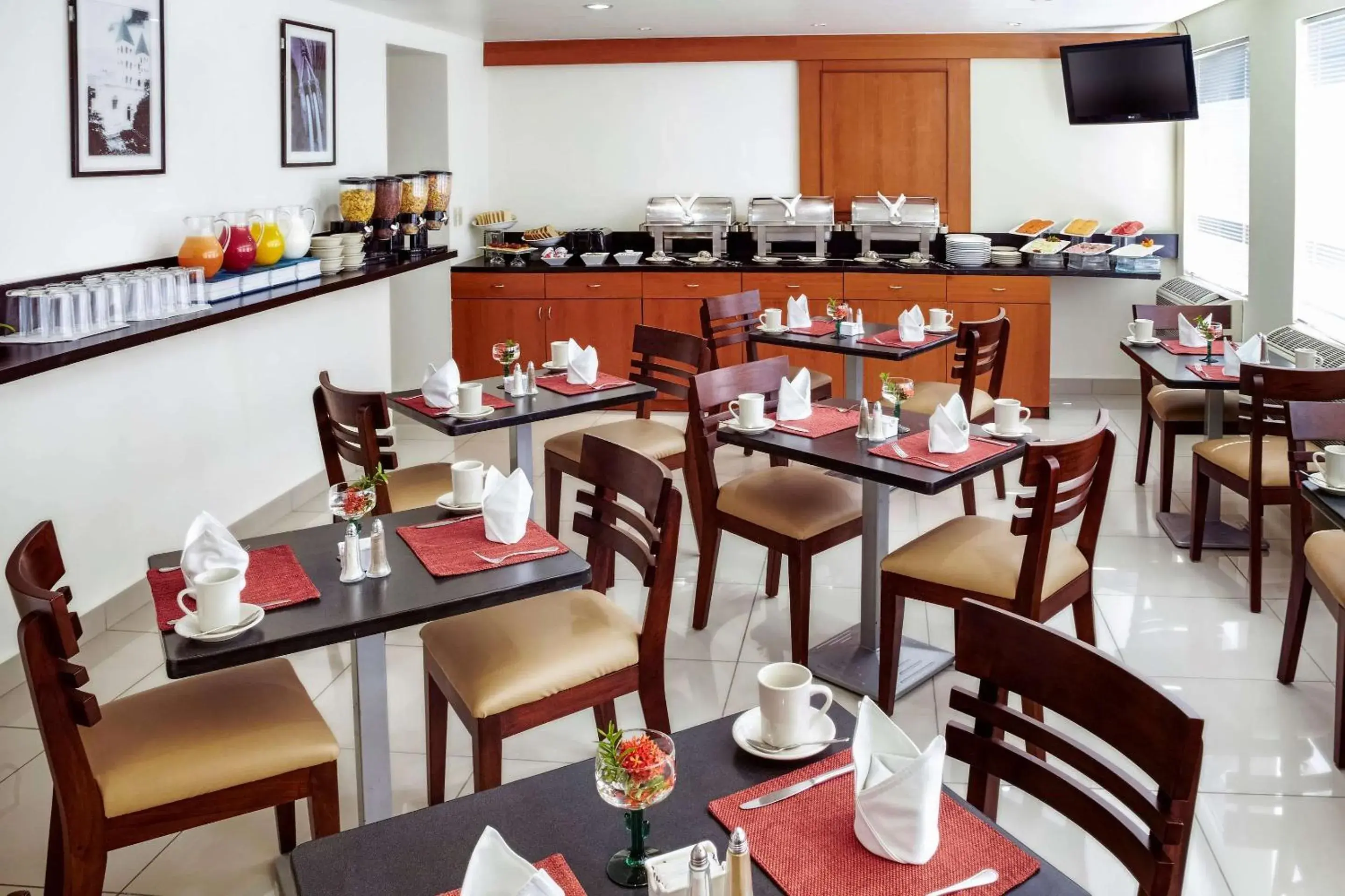 Restaurant/Places to Eat in Comfort Inn Real San Miguel