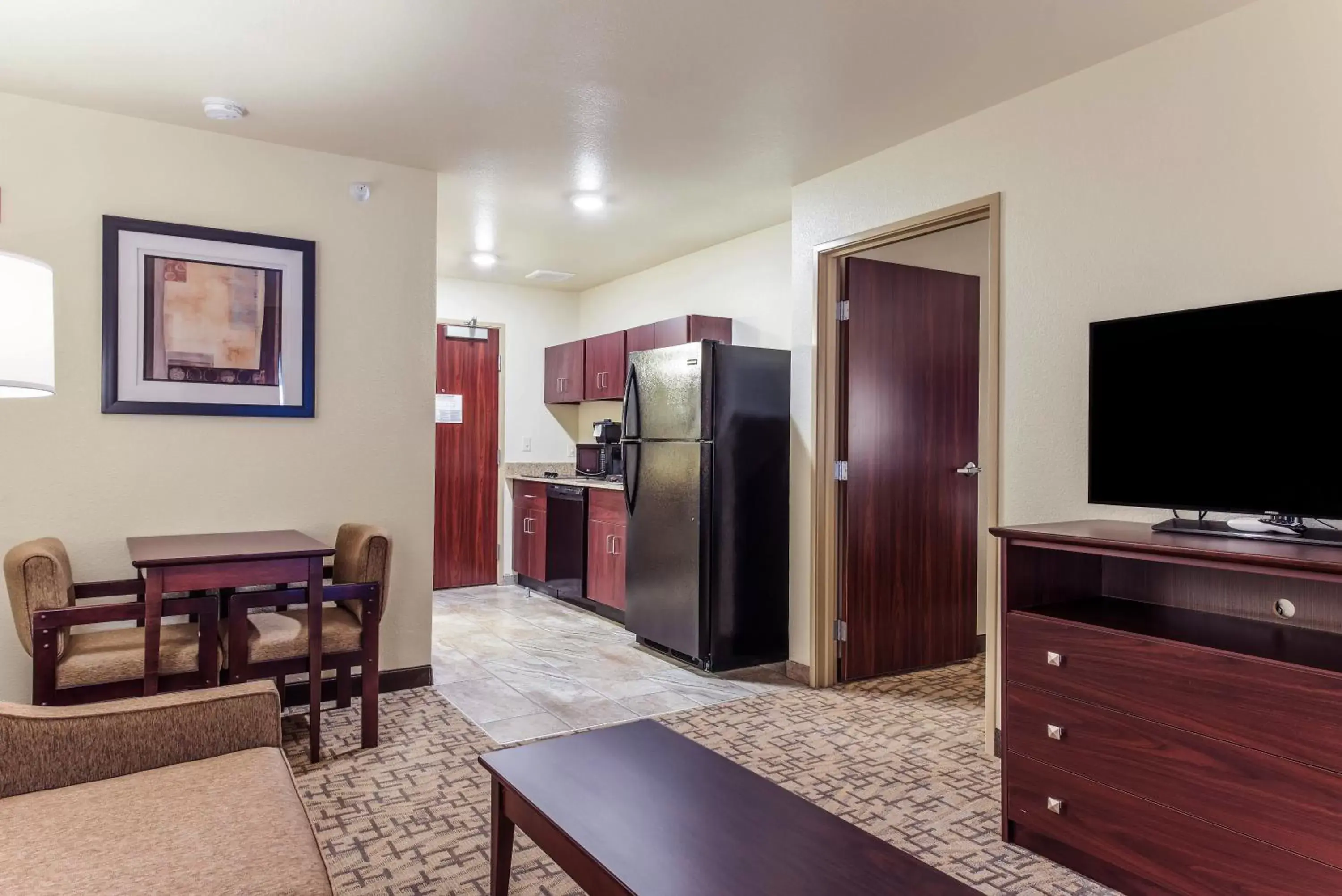 Bedroom, TV/Entertainment Center in Cobblestone Hotel & Suites - Hutchinson