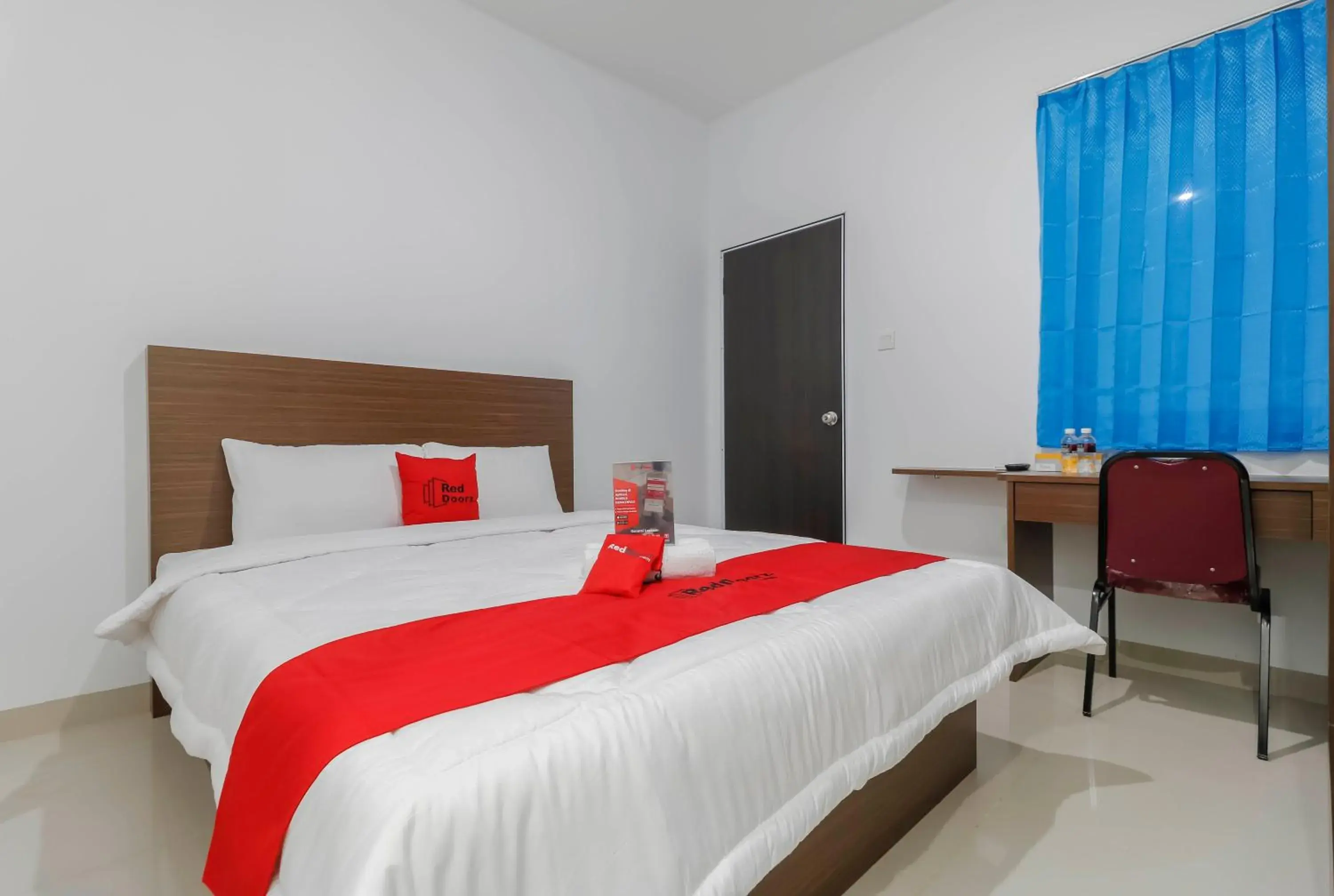 Bedroom, Bed in RedDoorz Plus near Kepri Mall