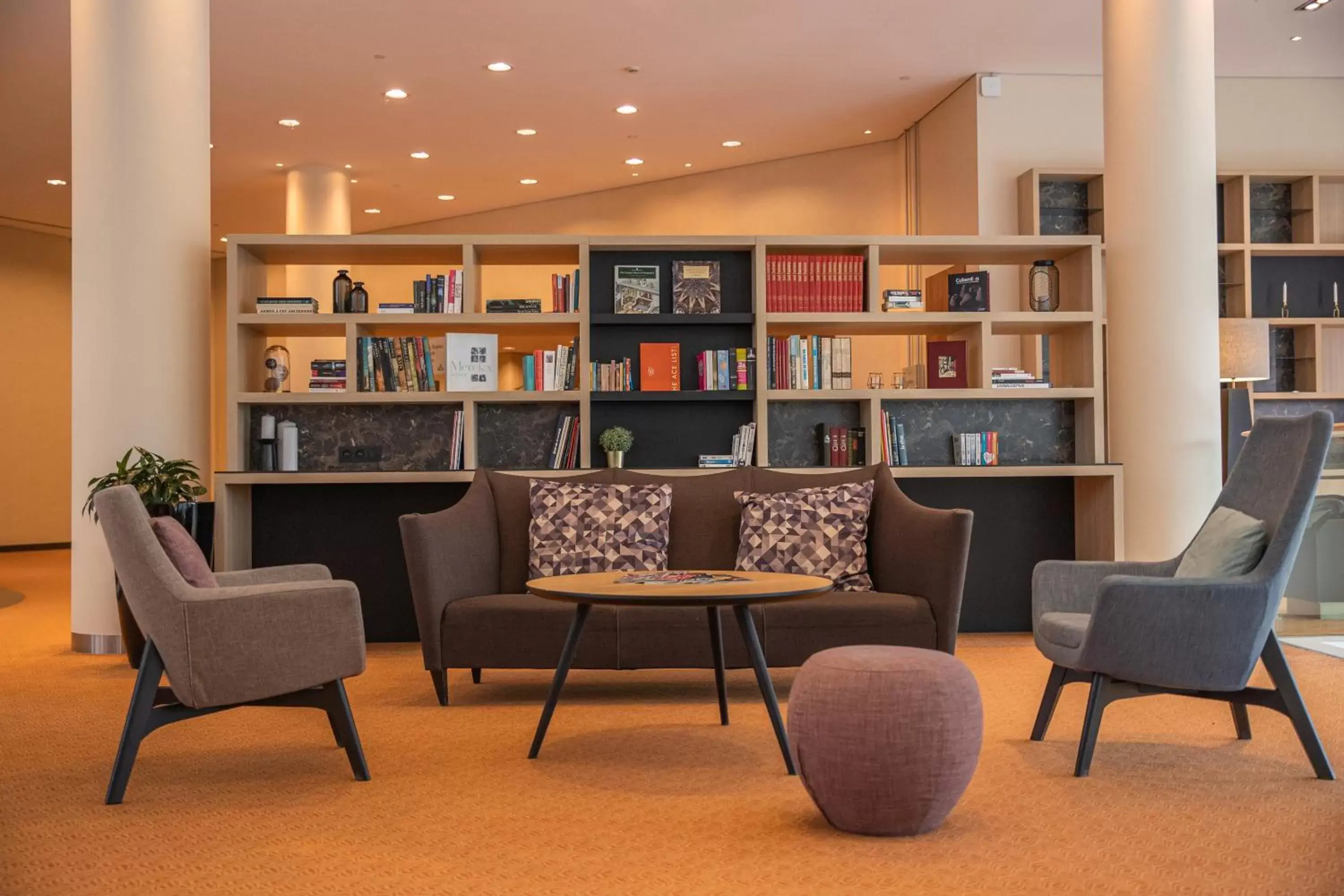 Lobby or reception, Library in Crowne Plaza Brussels Airport, an IHG Hotel