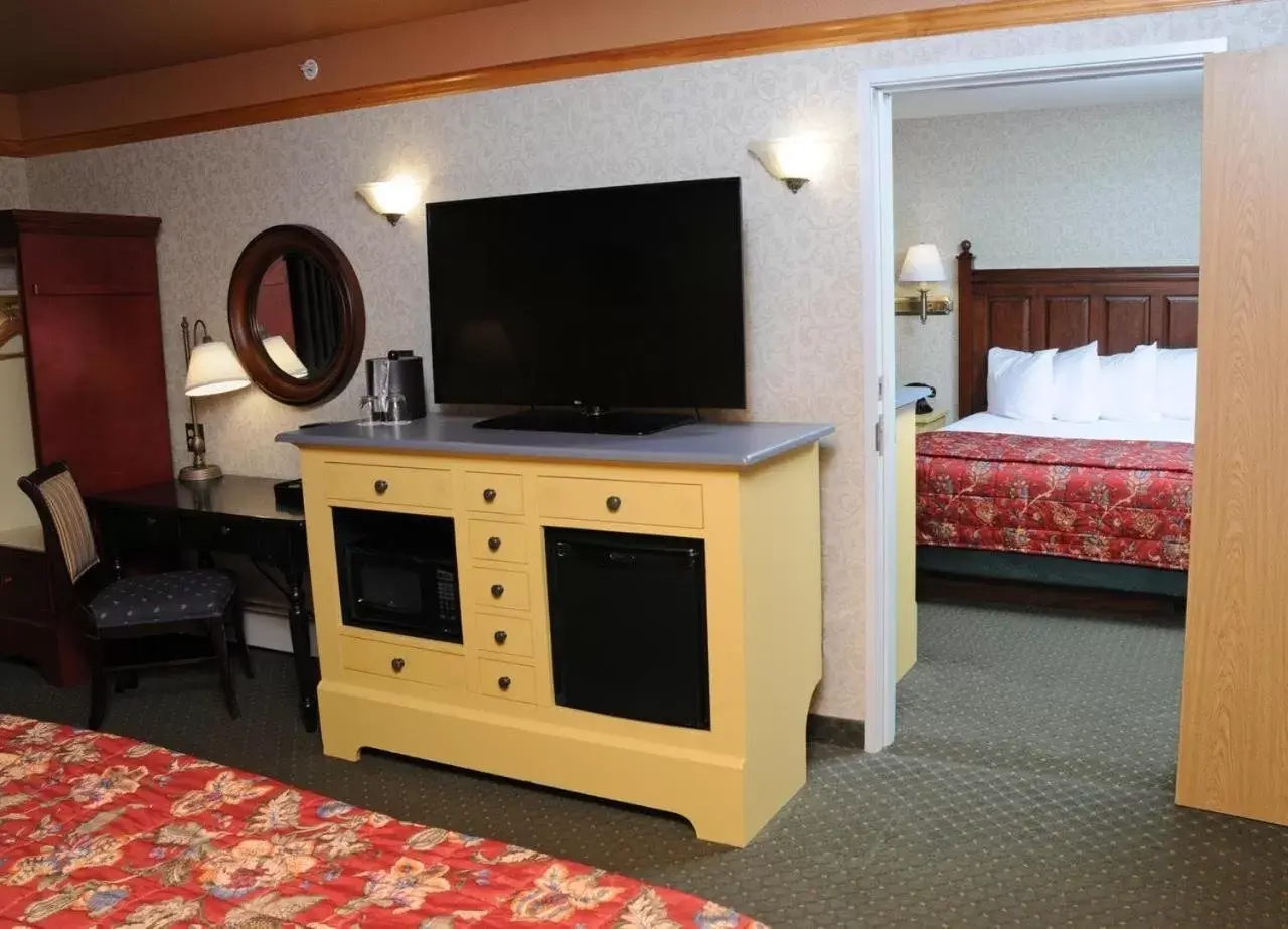 Bedroom, TV/Entertainment Center in Pike's Waterfront Lodge