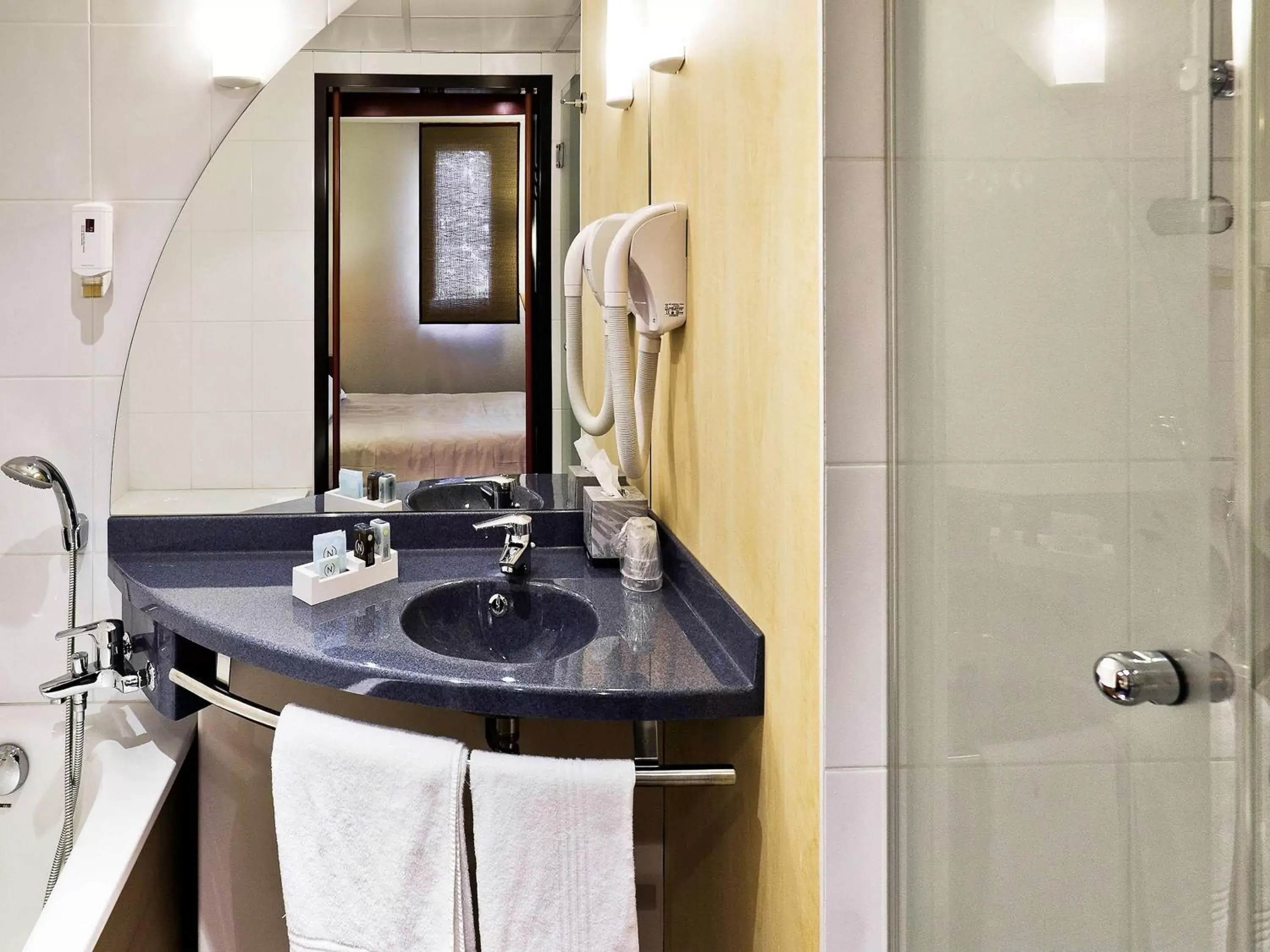 Photo of the whole room, Bathroom in Novotel Suites Clermont Ferrand Polydome