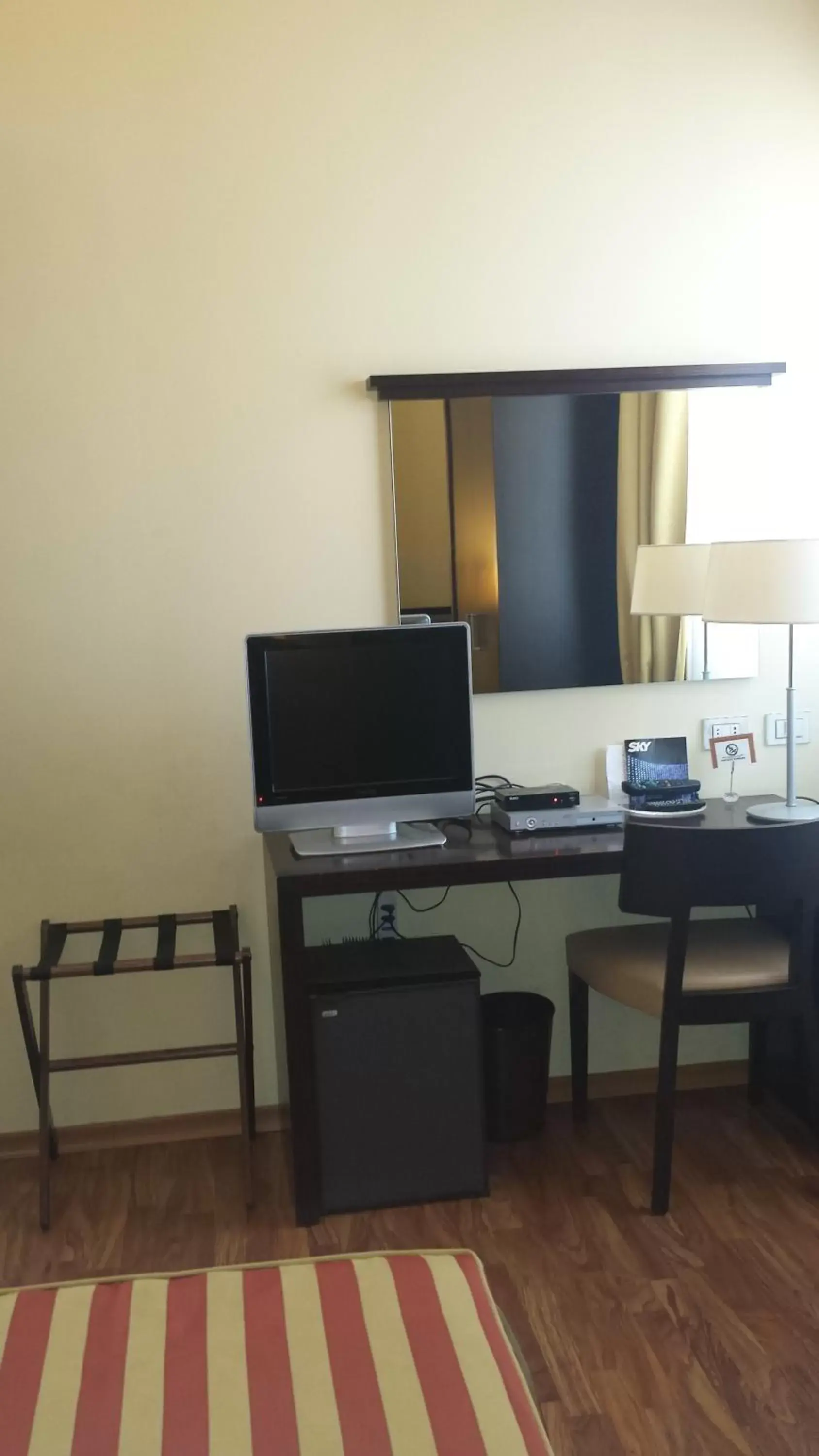 Bedroom, TV/Entertainment Center in Hotel Due Colonne