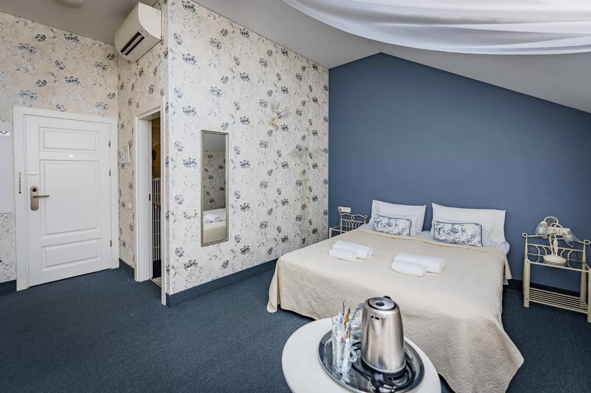 Photo of the whole room, Bed in Moon Garden Old Town Hotel