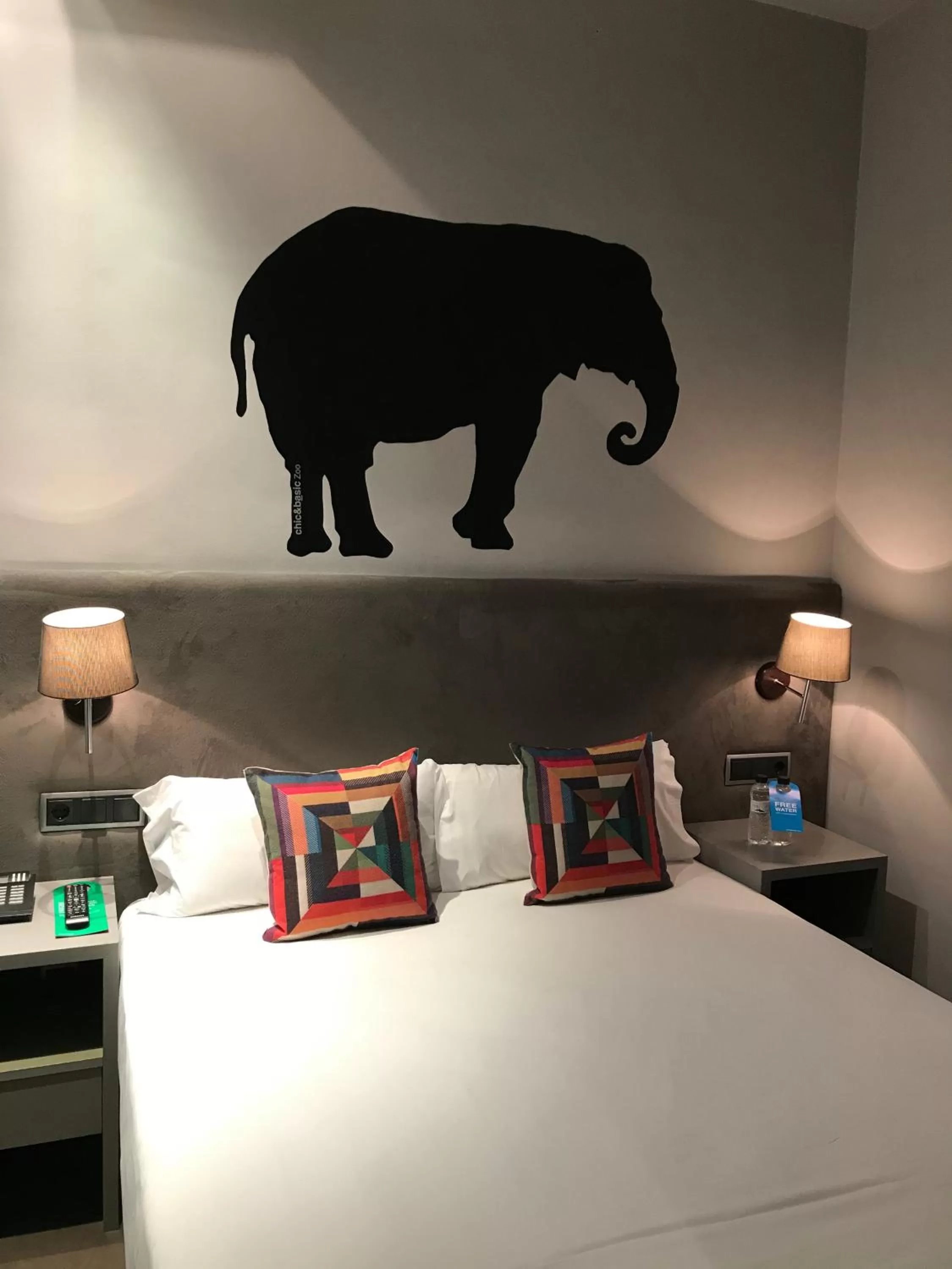 Bedroom, Bed in Chic & Basic Zoo
