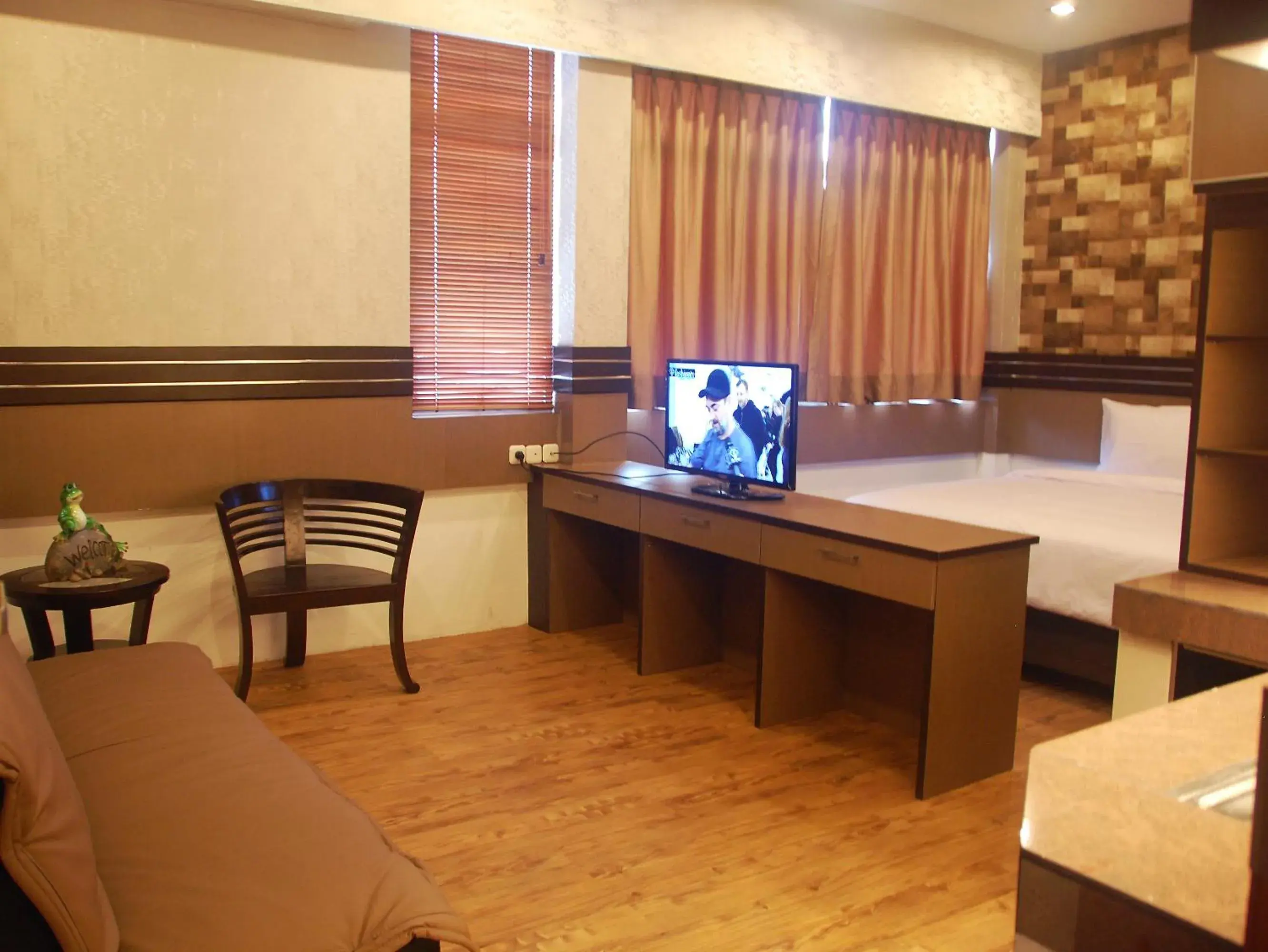 Living room, TV/Entertainment Center in Gandhi Inn