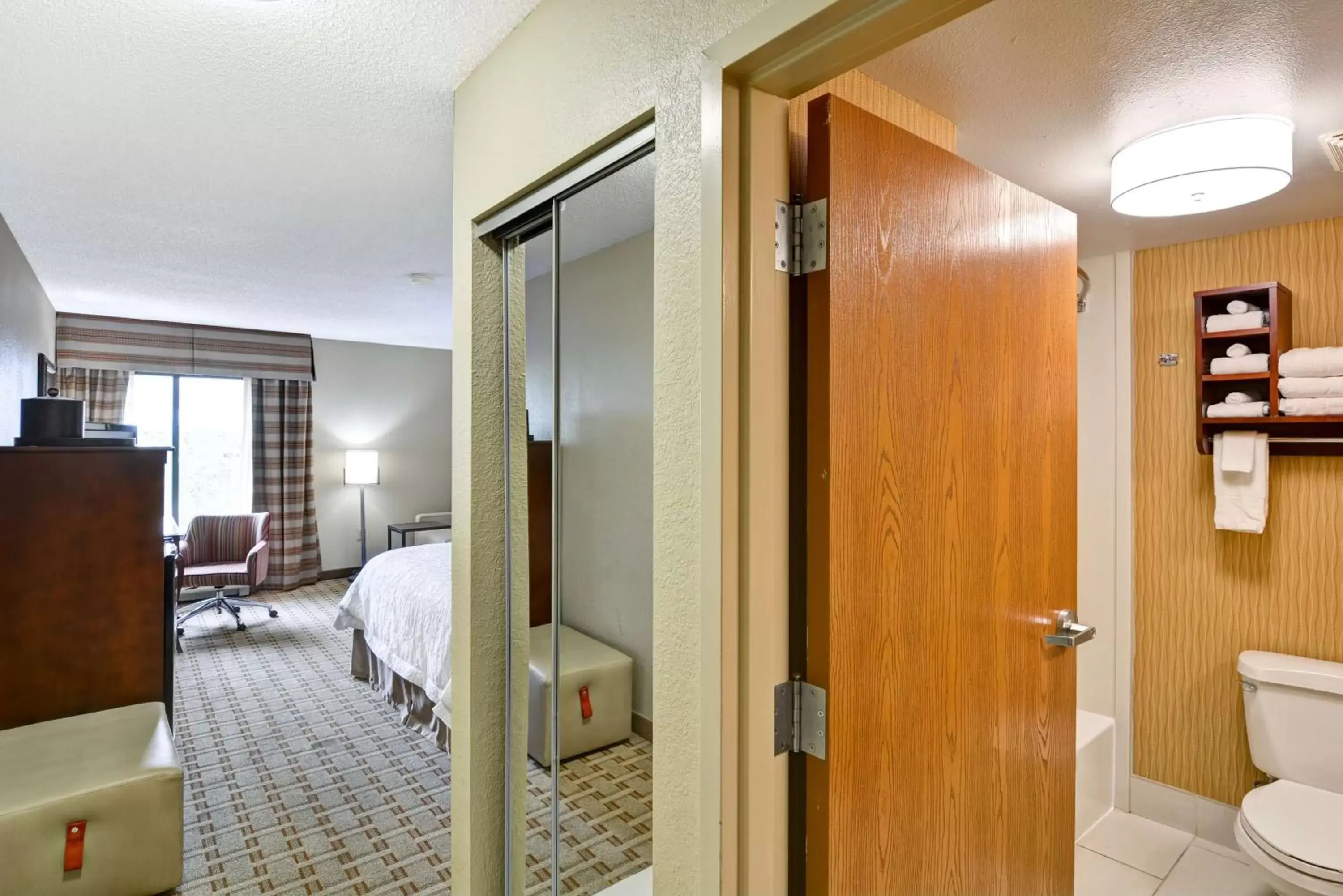 Bedroom, Bathroom in Hampton Inn Jacksonville - I-95 Central