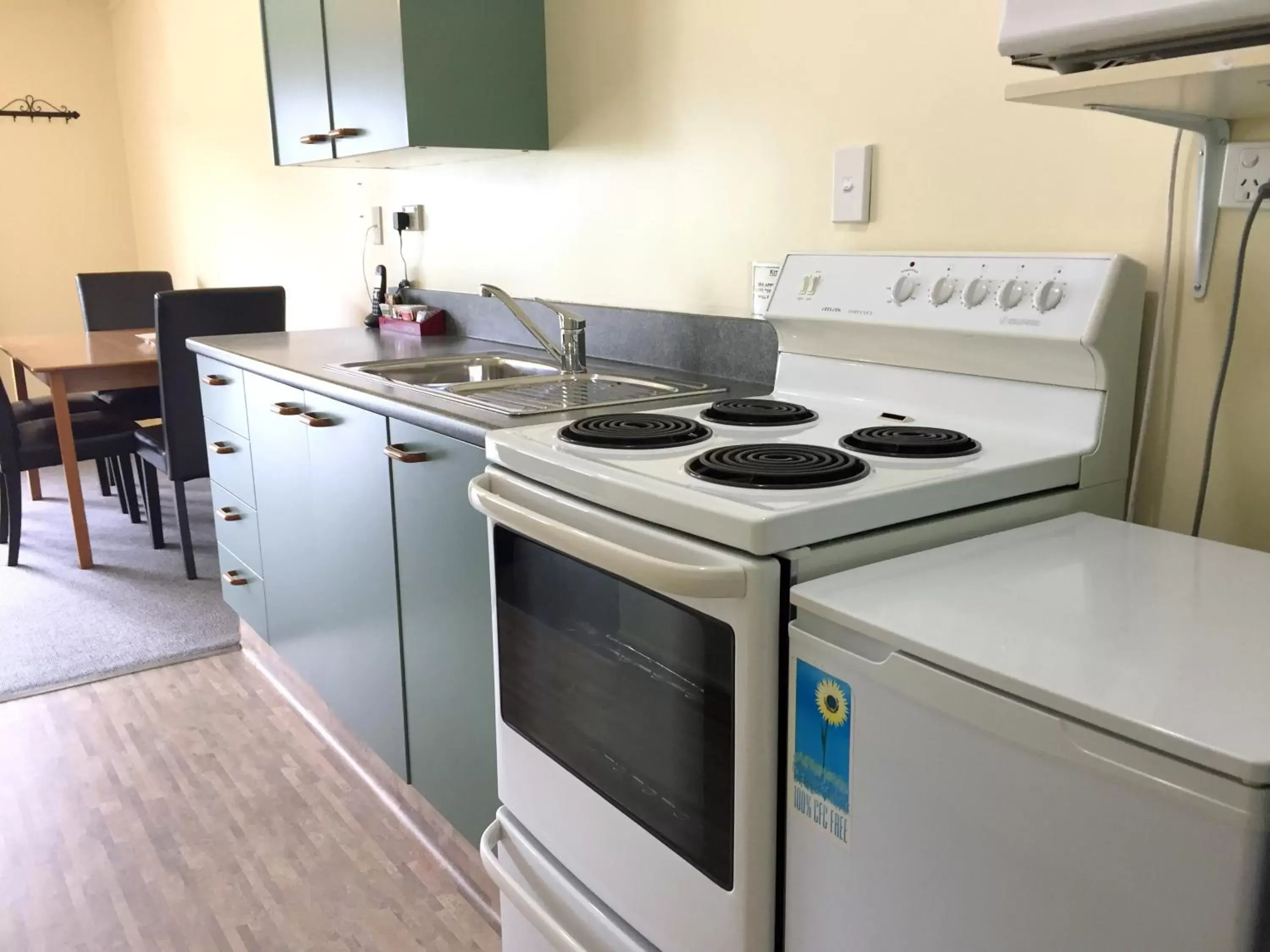 Kitchen/Kitchenette in Wanaka Heights Motel