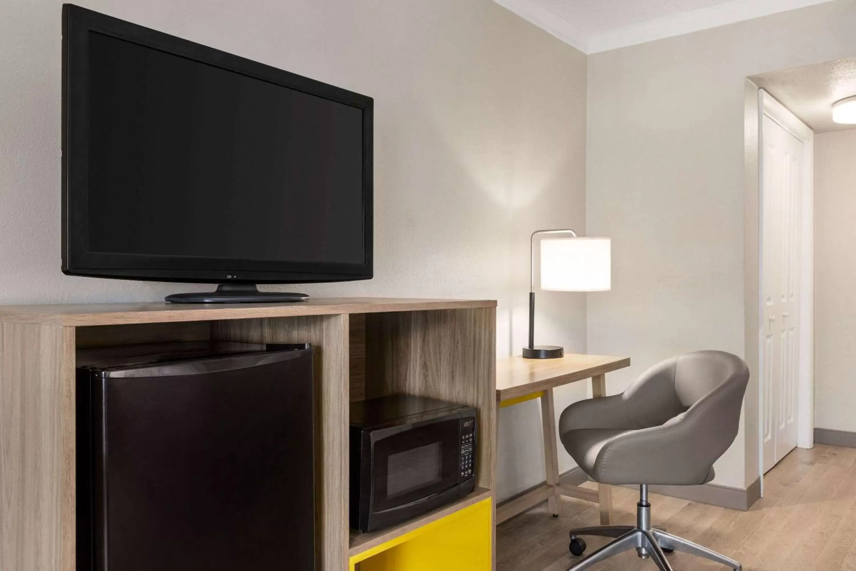 Photo of the whole room, TV/Entertainment Center in Days Inn by Wyndham Miami Airport North