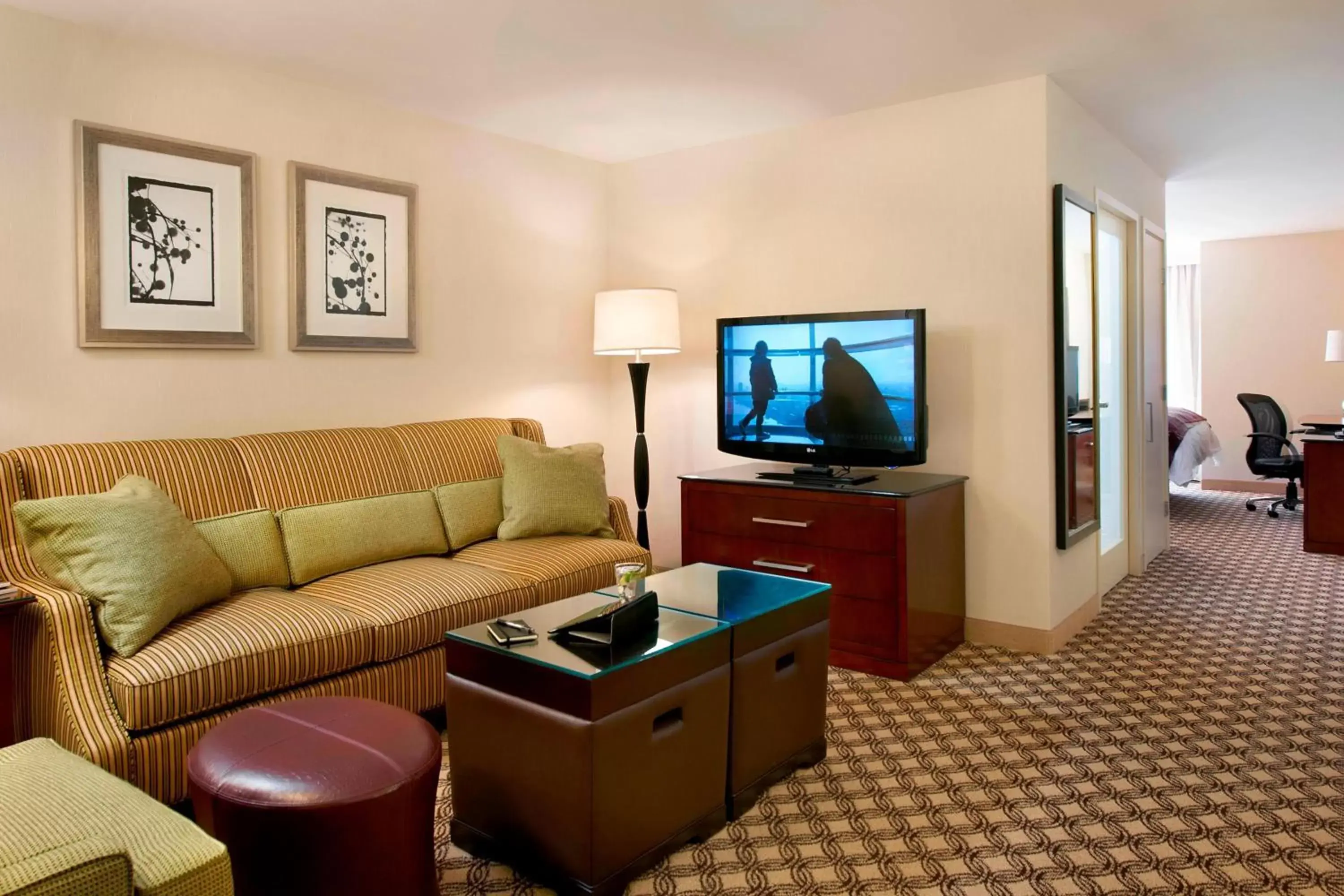 Bedroom, Seating Area in Chicago Marriott Naperville